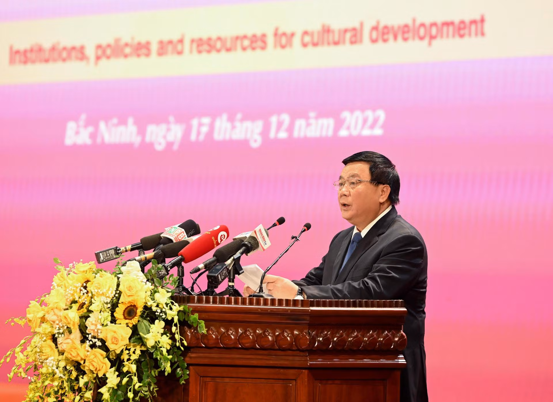 Giám đốc Học viện Chính trị Quốc gia Hồ Chí Minh Nguyễn Xuân Thắng phát biểu đề dẫn, gợi ý nội dung thảo luận hội thảo.