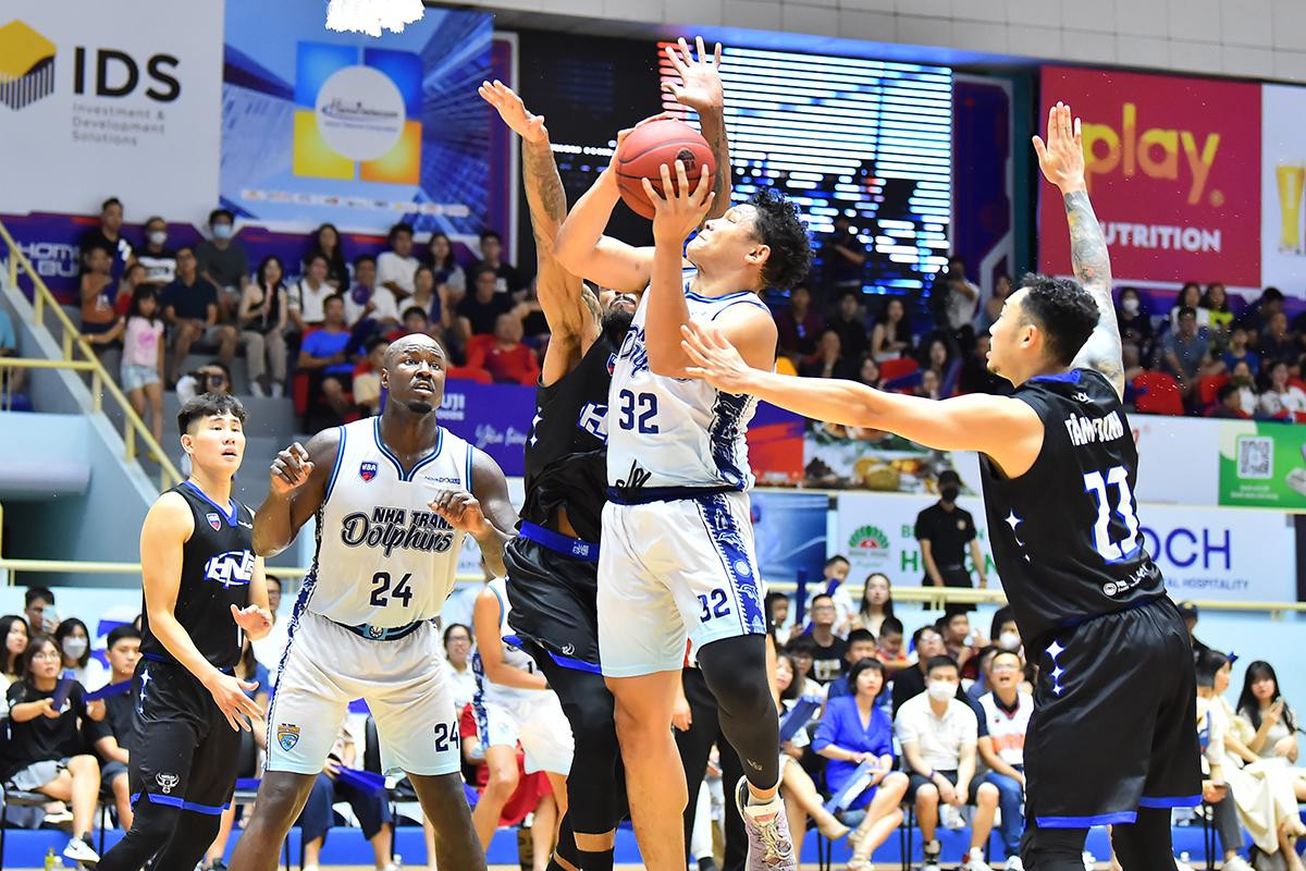 Dominique Tham nỗ lực thi đấu trong vòng vây của các cầu thủ Hanoi Buffaloes. Tuy nhiên nỗ lực của một mình anh là không đủ trong trận đấu này.