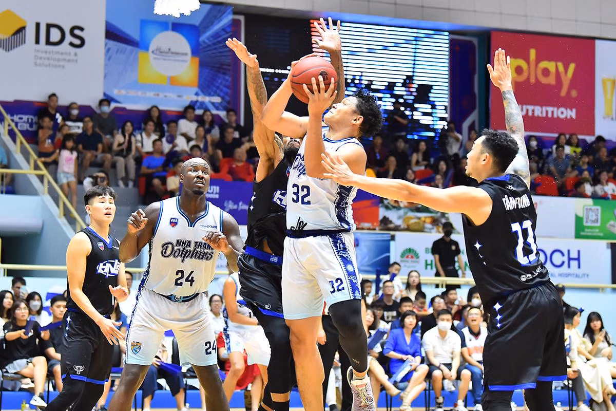 Dominique Tham nỗ lực thi đấu trong vòng vây của các cầu thủ Hanoi Buffaloes. Tuy nhiên nỗ lực của một mình anh là không đủ trong trận đấu này.