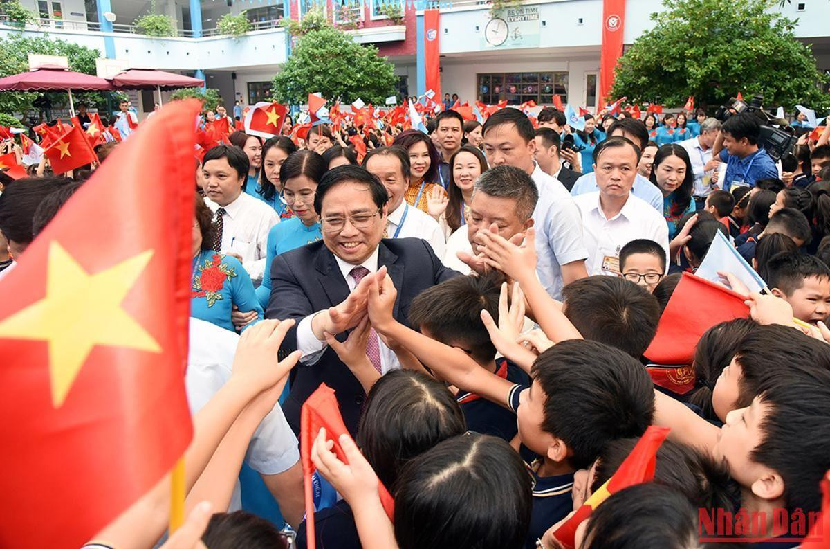 Thủ tướng Phạm Minh Chính giao lưu với học sinh Trường Tiểu học Đoàn Thị Điểm.