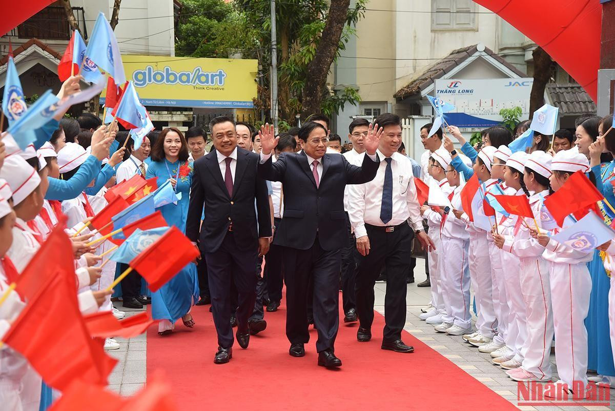 Thủ tướng Phạm Minh Chính đến dự Lễ khai giảng tại Trường Tiểu học Đoàn Thị Điểm.