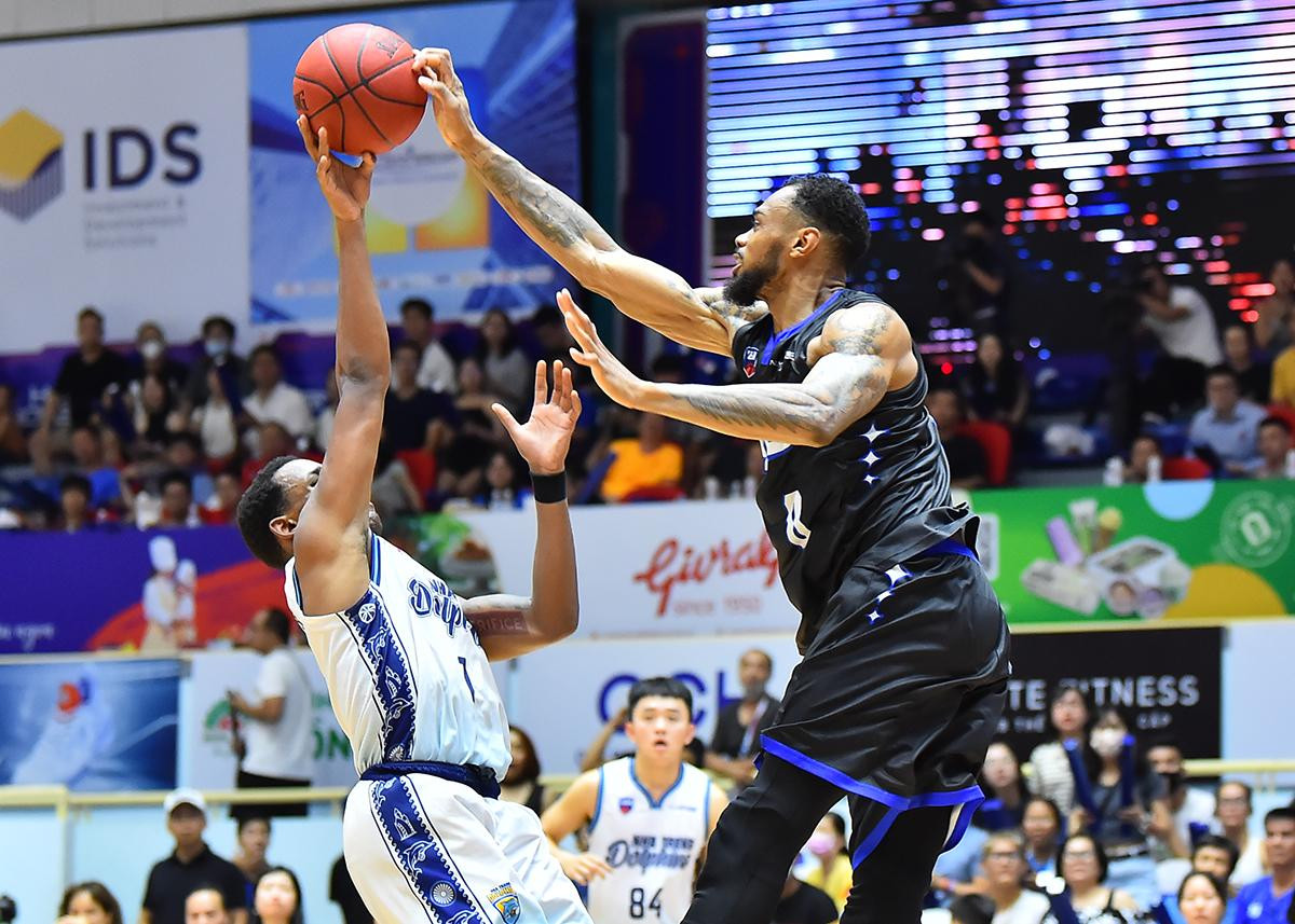 Không chỉ đóng góp trong mặt trận tấn công, Shane Henry còn có nhiều tình huống phòng ngự chính xác ở những giây phút quan trọng của trận đấu.