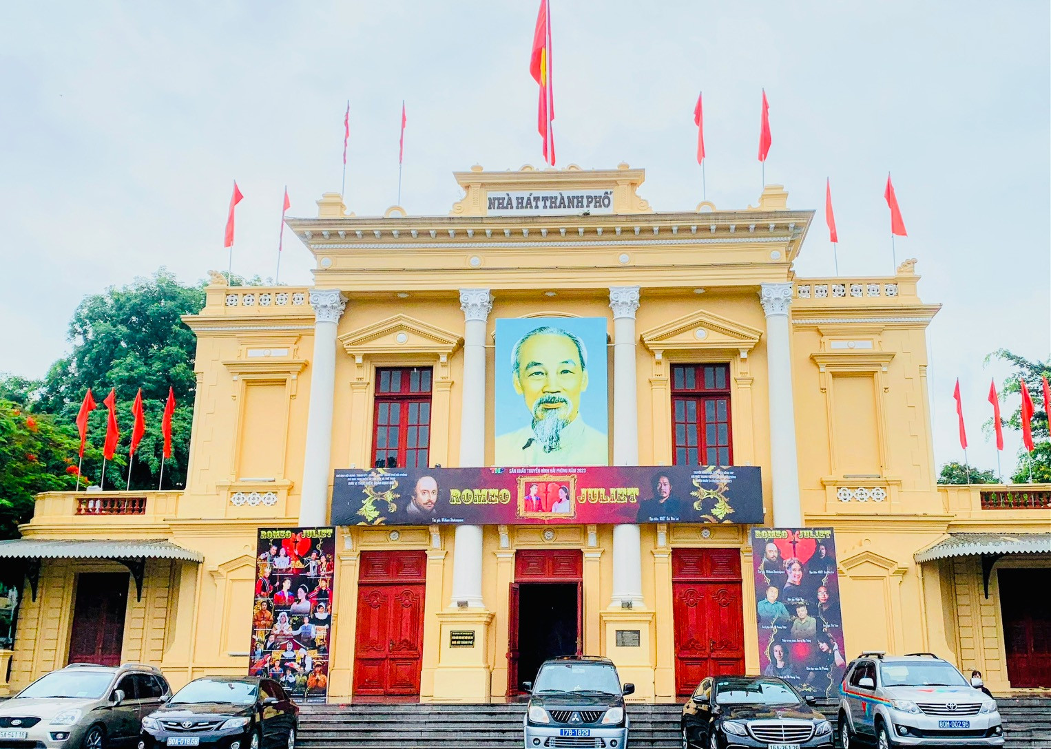 Các chương trình nghệ thuật đã giúp Nhà hát thành phố Hải Phòng sáng đèn các đêm cuối tuần. Các chương trình nghệ thuật đã giúp Nhà hát thành phố Hải Phòng sáng đèn các đêm cuối tuần.