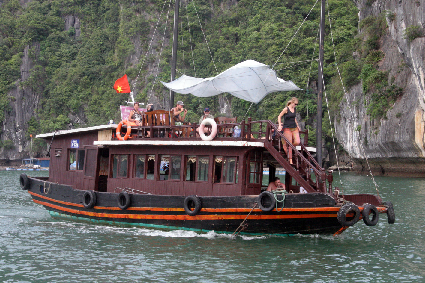 Du khách nước ngoài trải nghiệm trên Vịnh Lan Hạ-một trong những vịnh biển đẹp nhất thế giới.