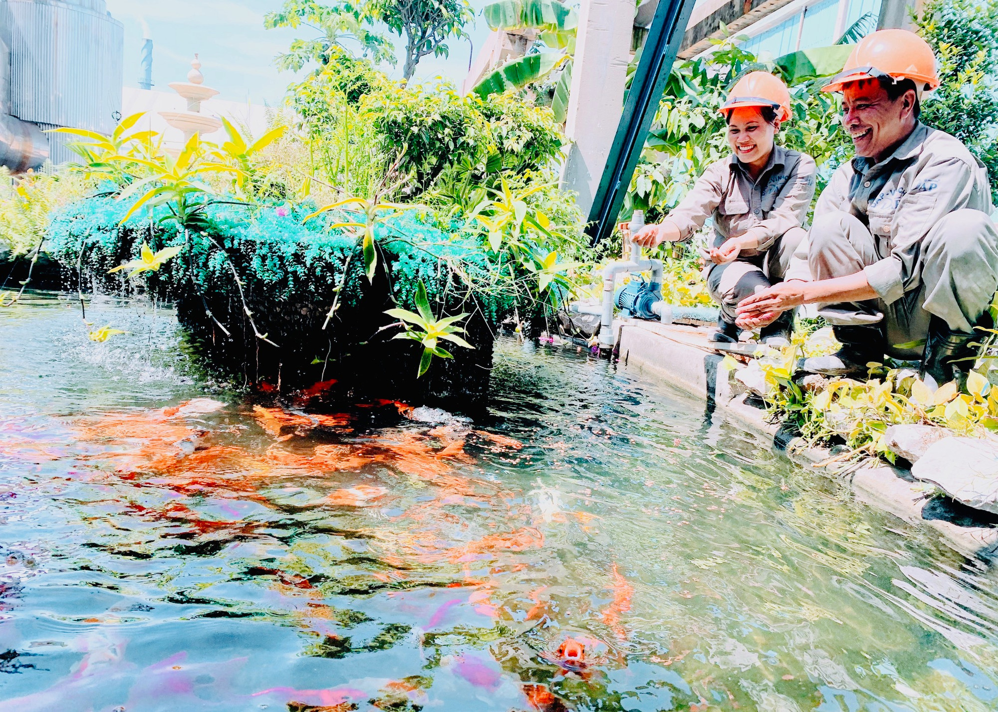 Công nhân Công ty cổ phần DAP Vinachem Đình Vũ trong thời gian nghỉ giữa ca tại nhà máy. Công nhân Công ty cổ phần DAP Vinachem Đình Vũ trong thời gian nghỉ giữa ca tại nhà máy.