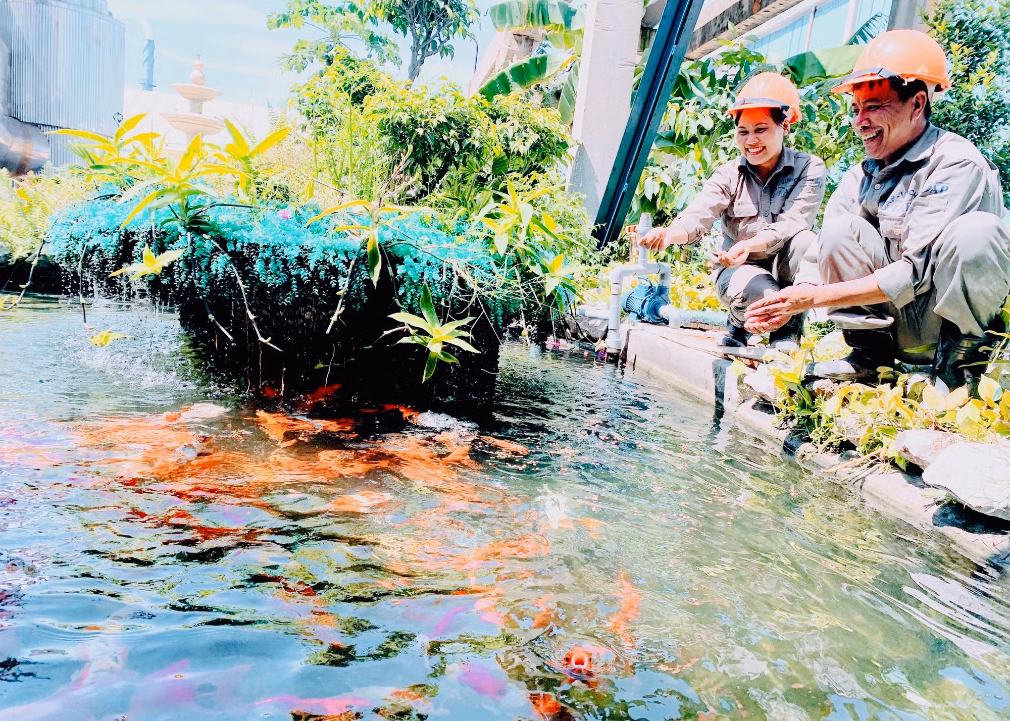 Công nhân Công ty cổ phần DAP Vinachem Đình Vũ trong thời gian nghỉ giữa ca tại nhà máy.