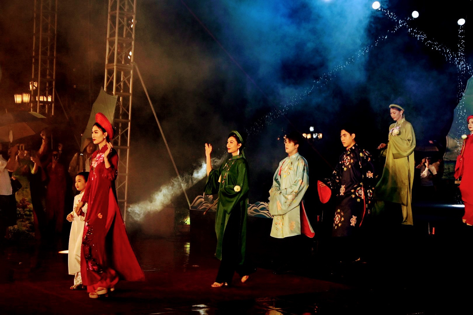 Trình diễn các bộ sưu tập áo dài. Ảnh: Cổng Thông tin điện tử thành phố Hải Phòng