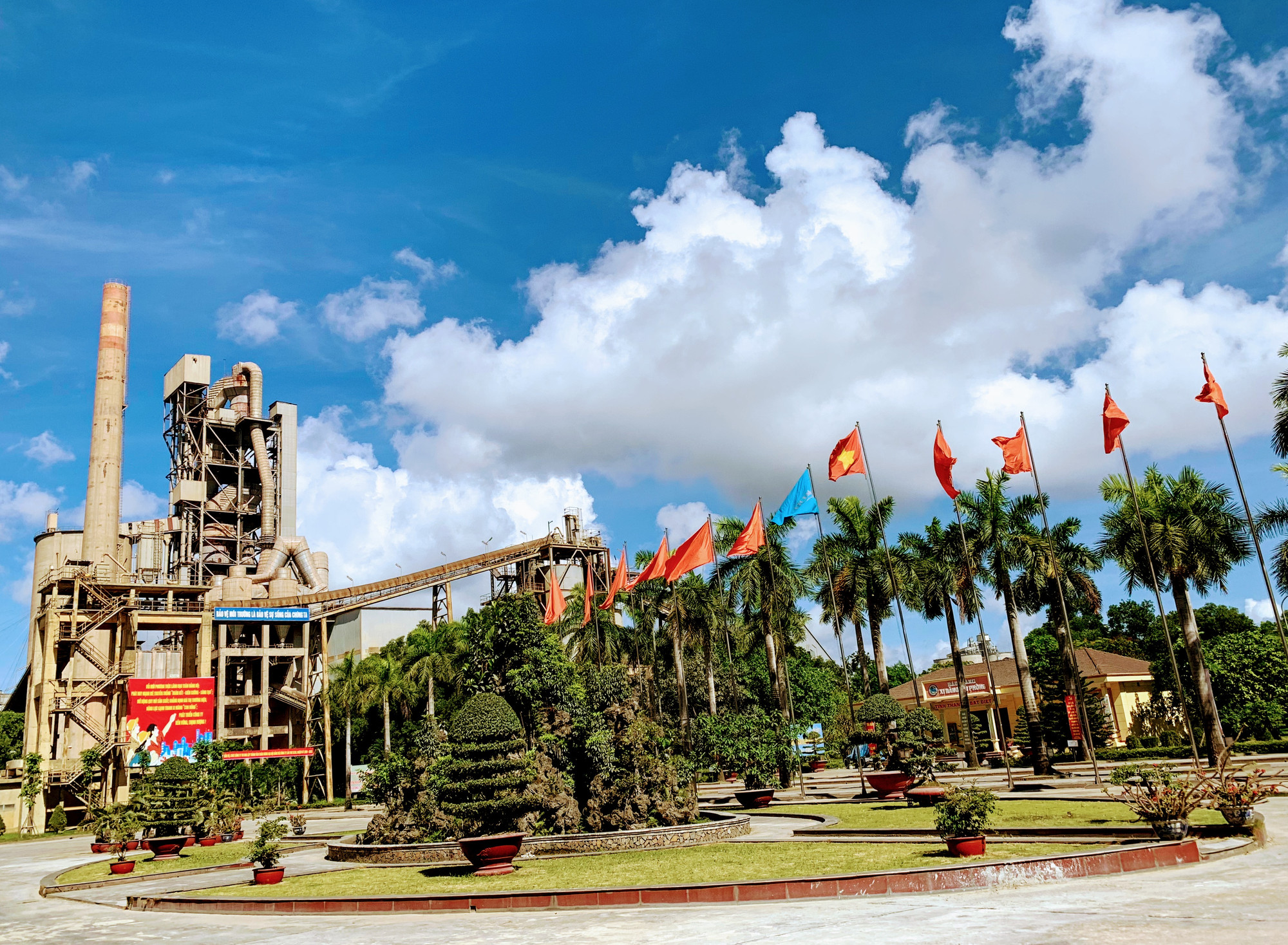 Nhà máy xi-măng Hải Phòng- cái nôi của ngành công nghiệp xi-măng cả nước vẫn duy trì và phát triển hoạt động sản xuất.