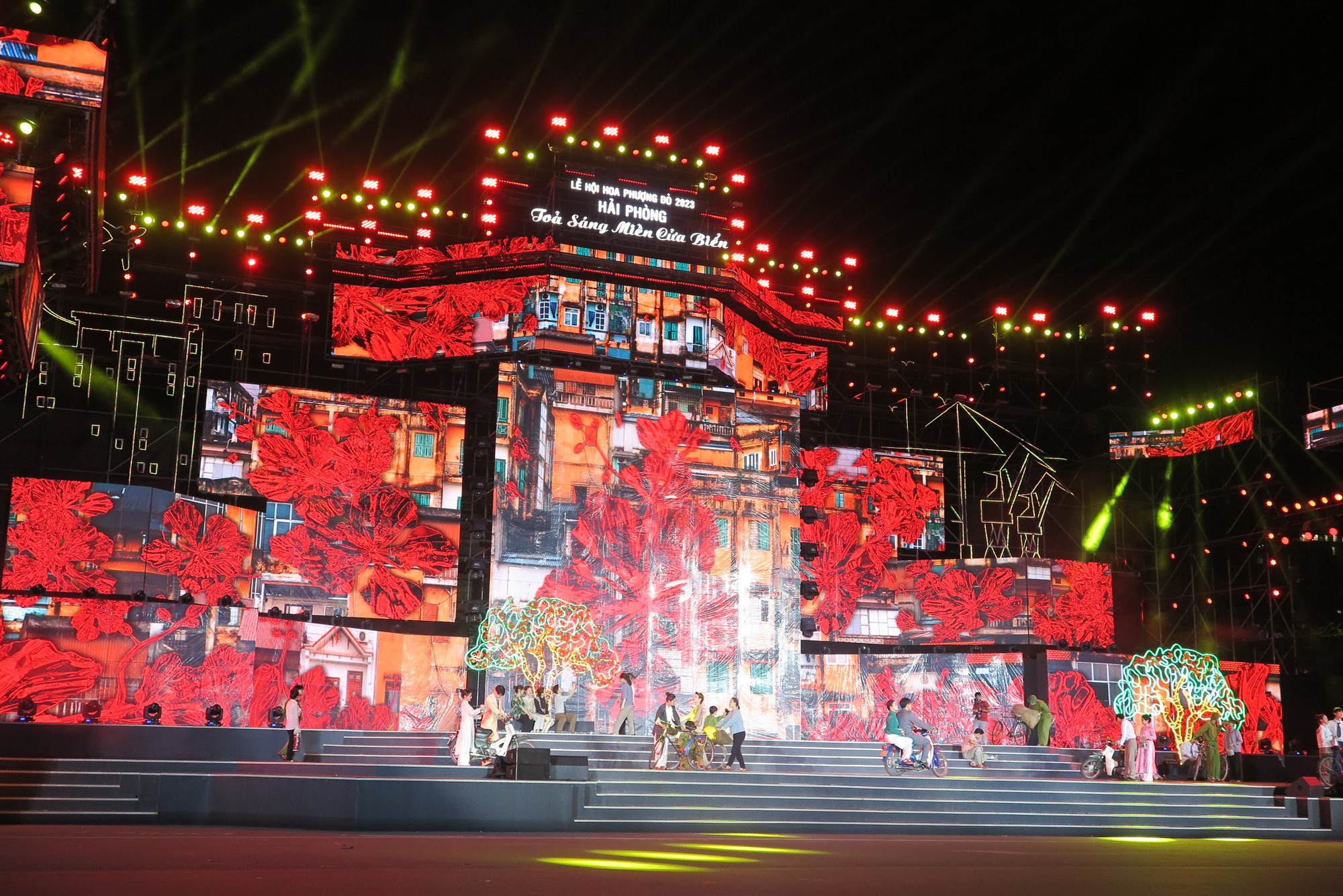 Hải Phòng tiếp tục quan tâm phát triển các hoạt động văn hóa-xã hội, nâng cao đời sống vật chất và tinh thần của nhân dân. Hải Phòng tiếp tục quan tâm phát triển các hoạt động văn hóa-xã hội, nâng cao đời sống vật chất và tinh thần của nhân dân.