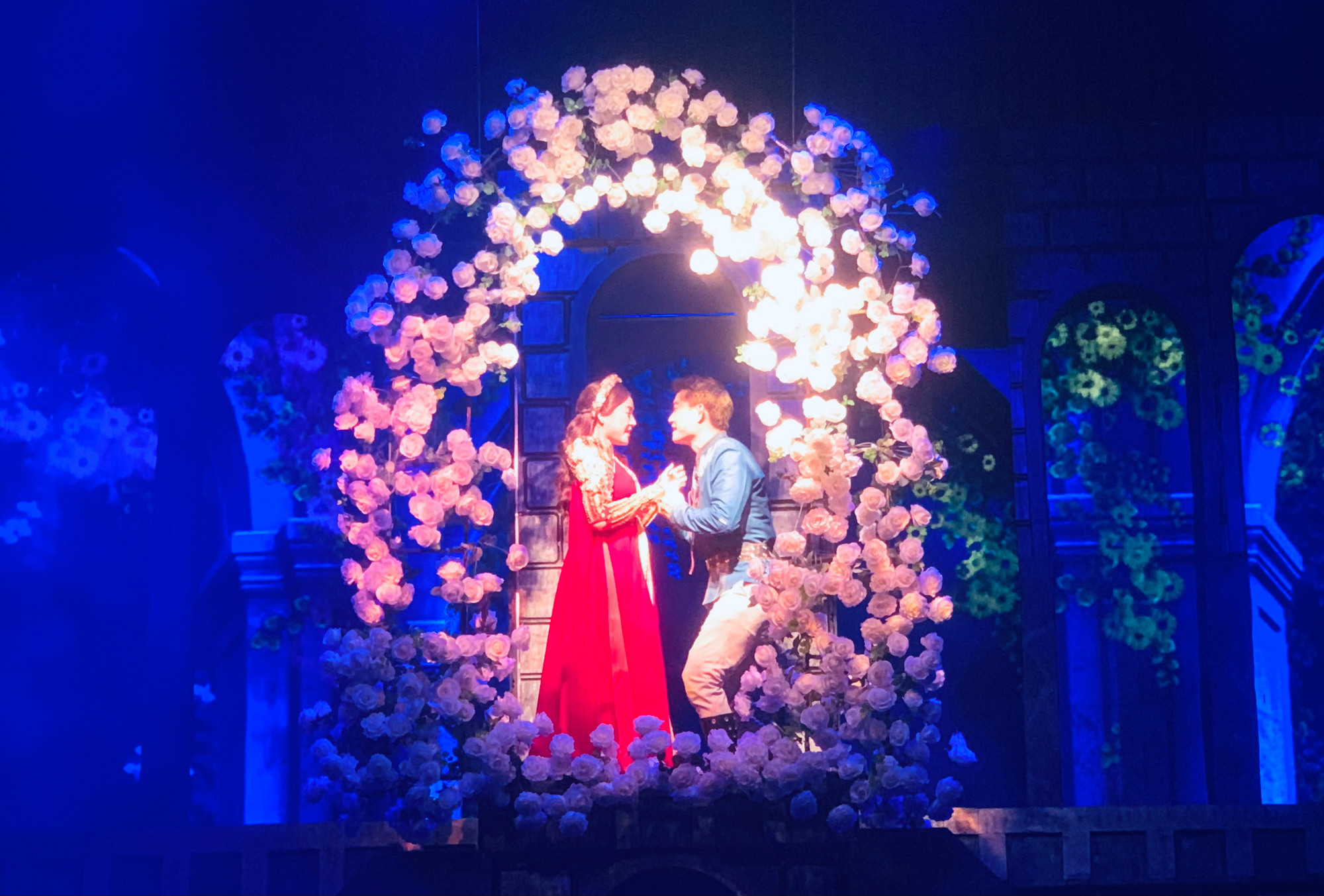 Vở diễn Romeo và Juliet được đánh giá thành công trên sân khấu thành phố Cảng. Vở diễn Romeo và Juliet được đánh giá thành công trên sân khấu thành phố Cảng.