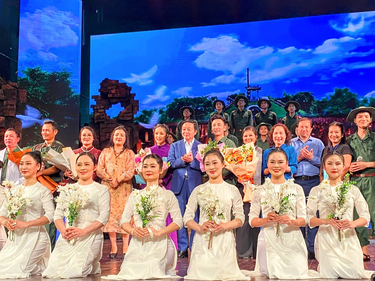 Các nghệ sĩ, diễn viên Đoàn Chèo Hải Phòng biểu diễn vở "Mưa đỏ" nhân kỷ niệm 76 năm Ngày Thương binh-Liệt sĩ 27/7 tại Nhà hát thành phố Hải Phòng. Các nghệ sĩ, diễn viên Đoàn Chèo Hải Phòng biểu diễn vở "Mưa đỏ" nhân kỷ niệm 76 năm Ngày Thương binh-Liệt sĩ 27/7 tại Nhà hát thành phố Hải Phòng.