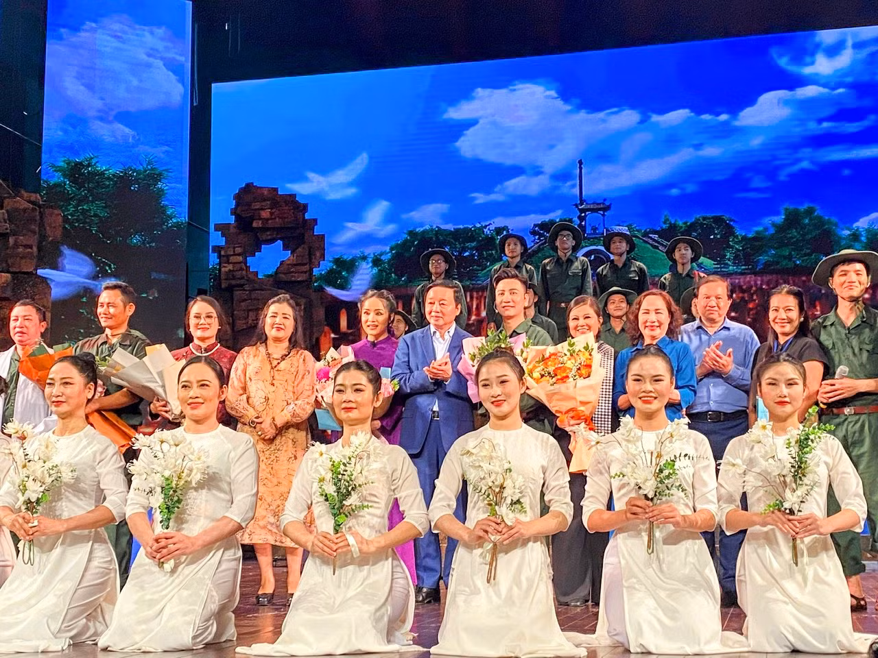 Các nghệ sĩ, diễn viên Đoàn Chèo Hải Phòng biểu diễn vở "Mưa đỏ" nhân kỷ niệm 76 năm Ngày Thương binh-Liệt sĩ 27/7 tại Nhà hát thành phố Hải Phòng.