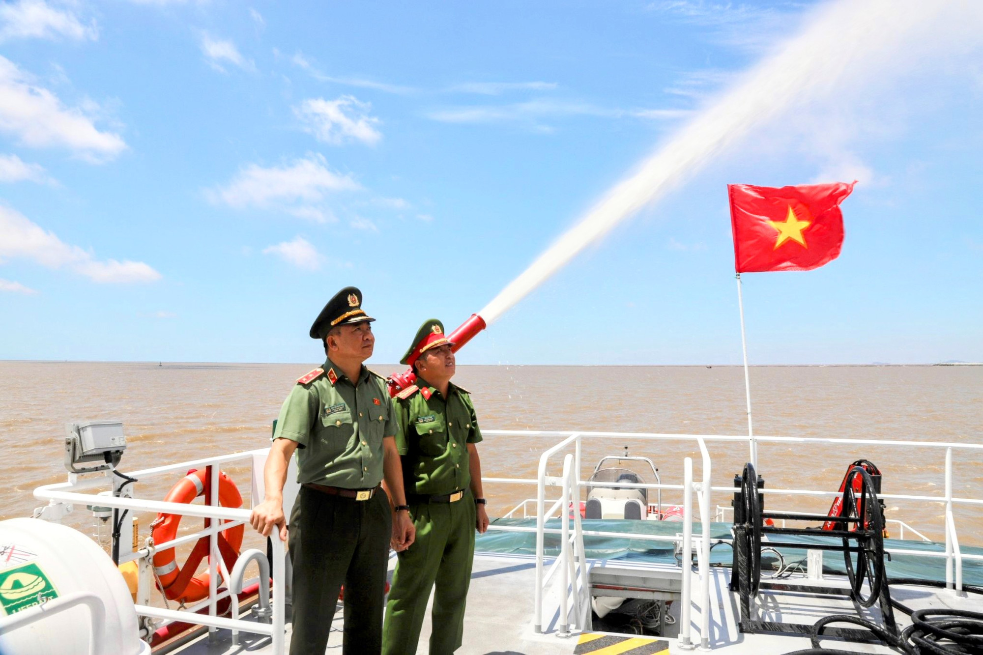 Lực lượng Cảnh sát phòng cháy, chữa cháy và Cứu nạn, cứu hộ Hải Phòng luôn vững vàng nơi đầu sóng.