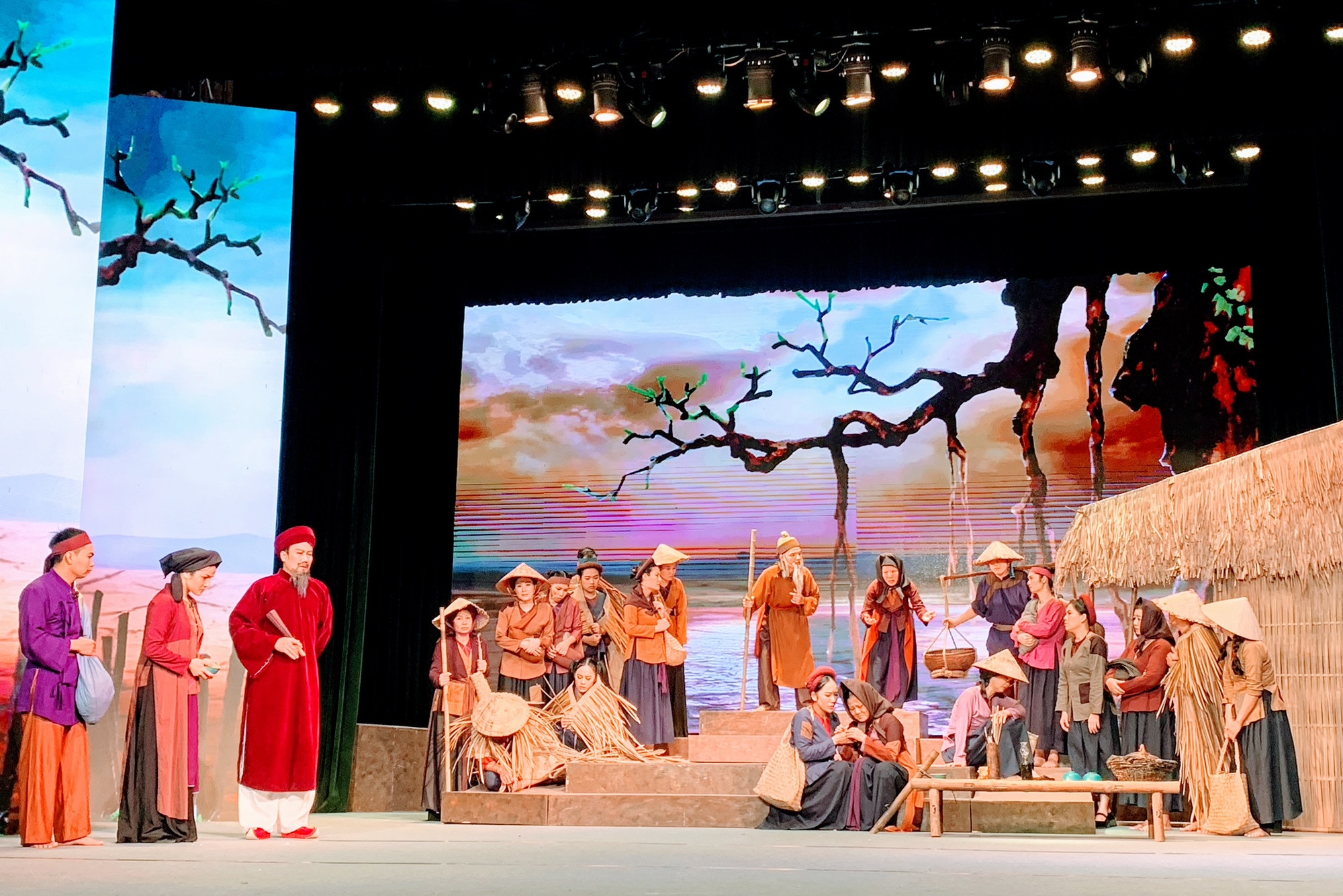 Một cảnh trong vở chèo "Dòng sông ân nghĩa" của Đoàn Chèo Hải Phòng Một cảnh trong vở chèo "Dòng sông ân nghĩa" của Đoàn Chèo Hải Phòng