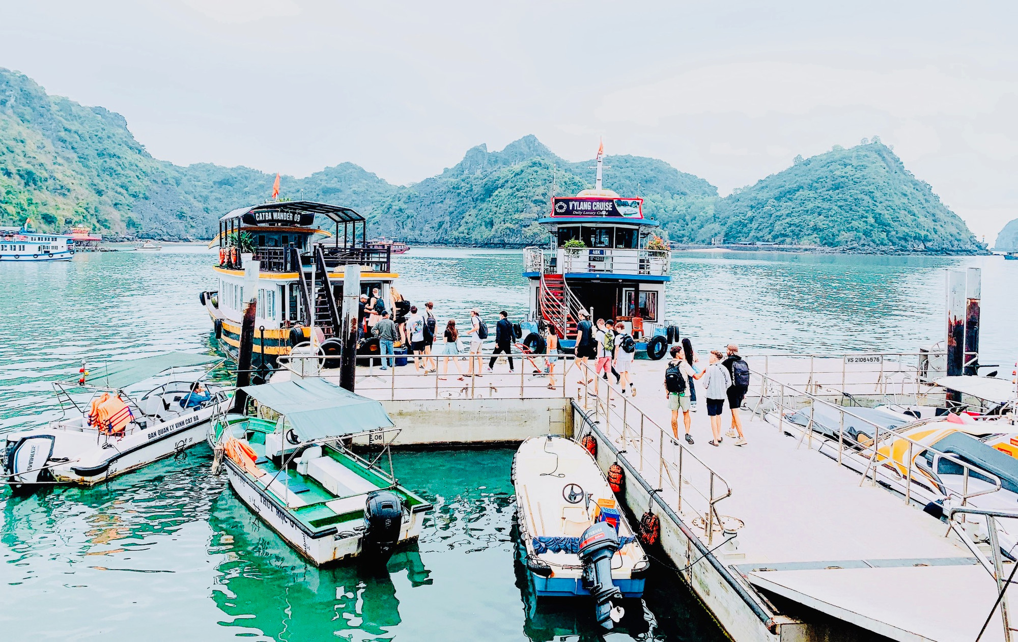 Bến tàu đón khách trải nghiệm trên Vịnh Lan Hạ.