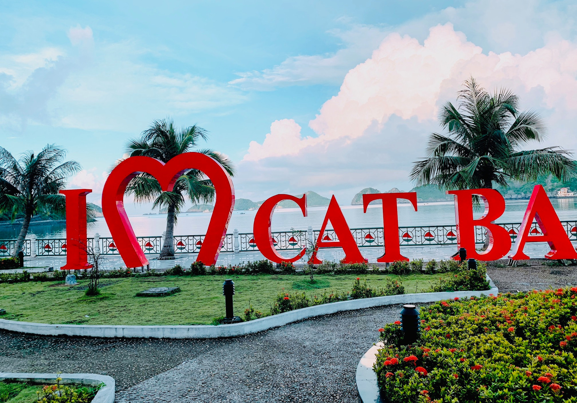 Cát Bà đang là điểm đến hấp dẫn níu chân du khách.