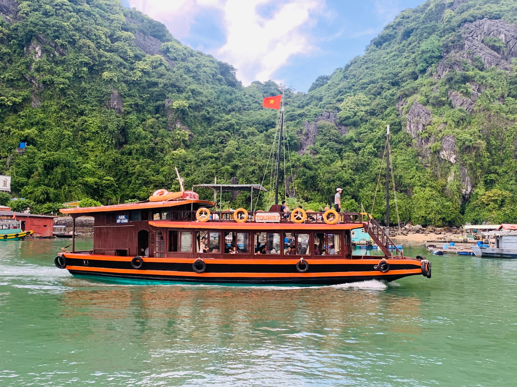 Tàu du lịch đưa khách tham quan các làng chài trên biển Cát Bà.