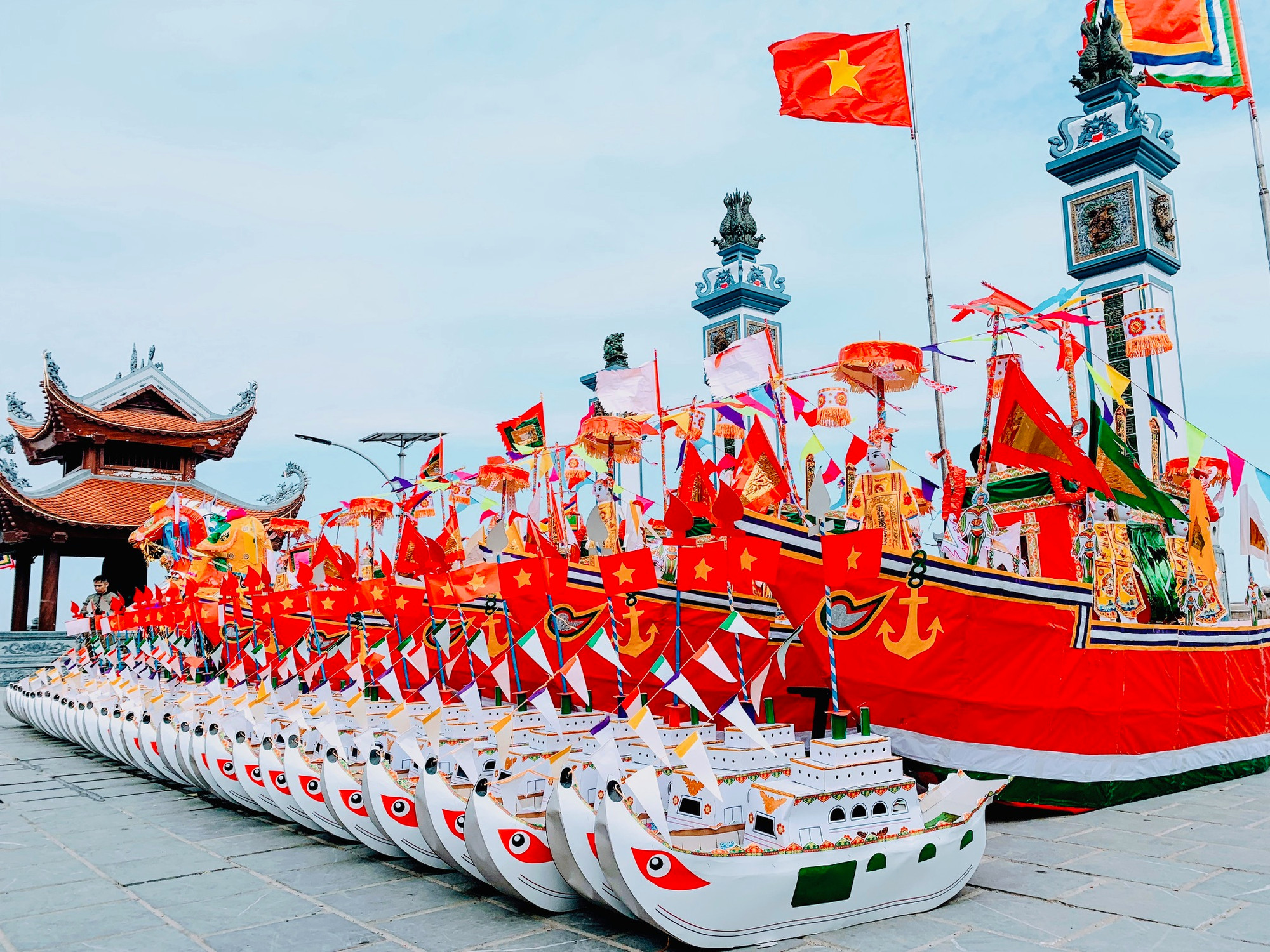 Các vật phẩm được người dân dâng lên thần Nam Hải đại vương. Các vật phẩm được người dân dâng lên thần Nam Hải đại vương.