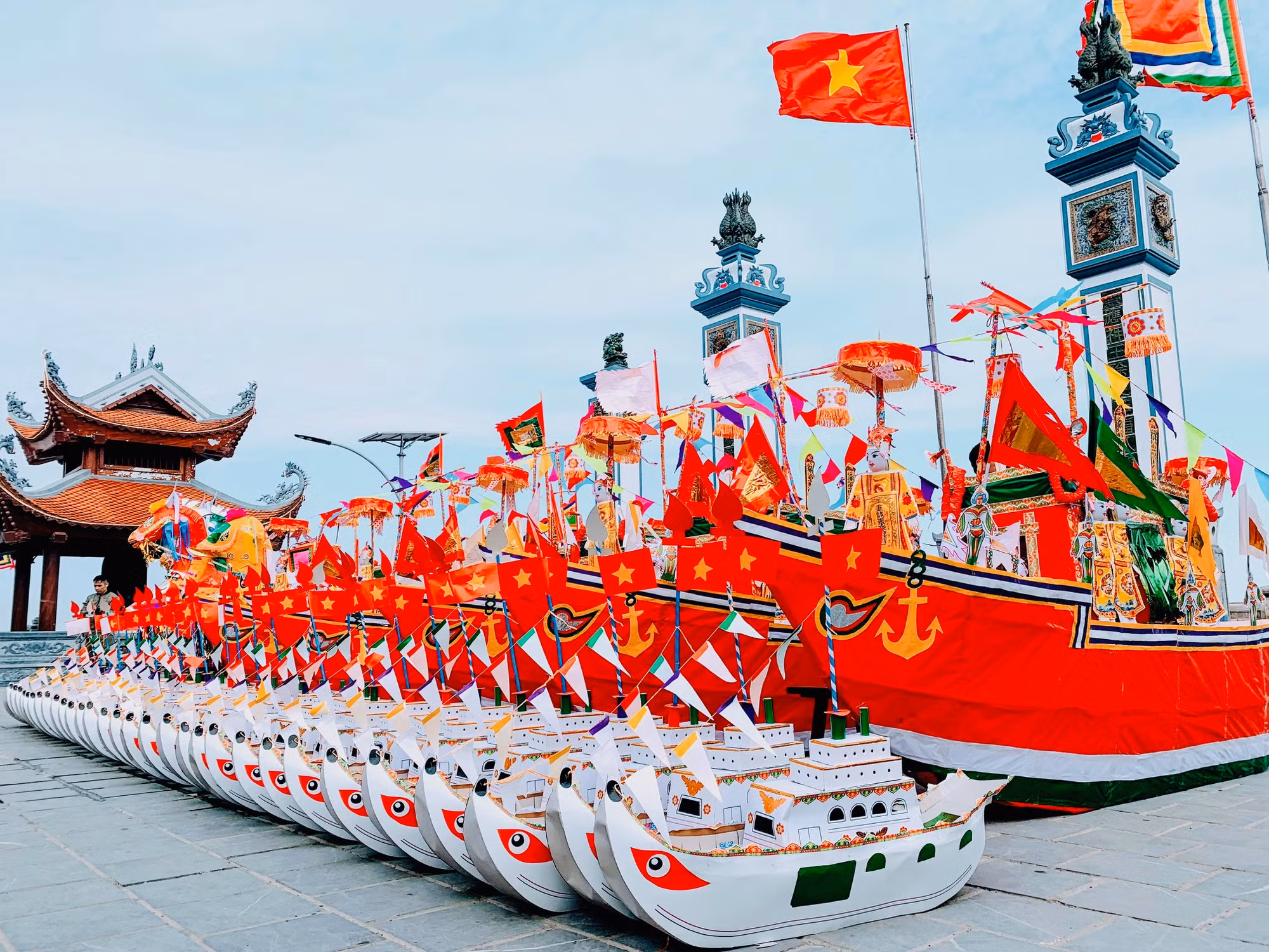 Các vật phẩm được người dân dâng lên thần Nam Hải đại vương.