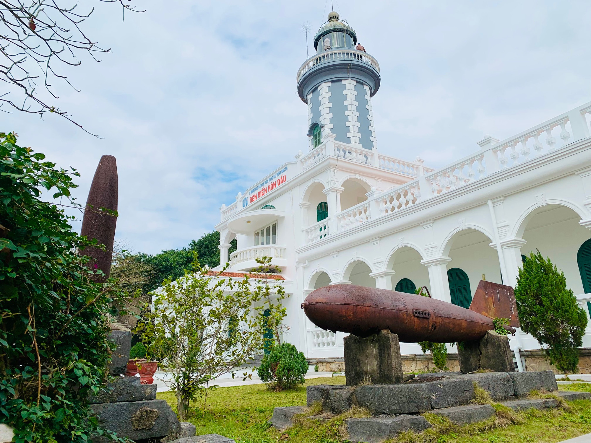 Tại hải đăng Hòn Dấu còn lưu giữ những hiện vật ghi dấu lịch sử oai hùng của quân và dân ta trong chiến tranh chống Mỹ, cứu nước. Tại hải đăng Hòn Dấu còn lưu giữ những hiện vật ghi dấu lịch sử oai hùng của quân và dân ta trong chiến tranh chống Mỹ, cứu nước.