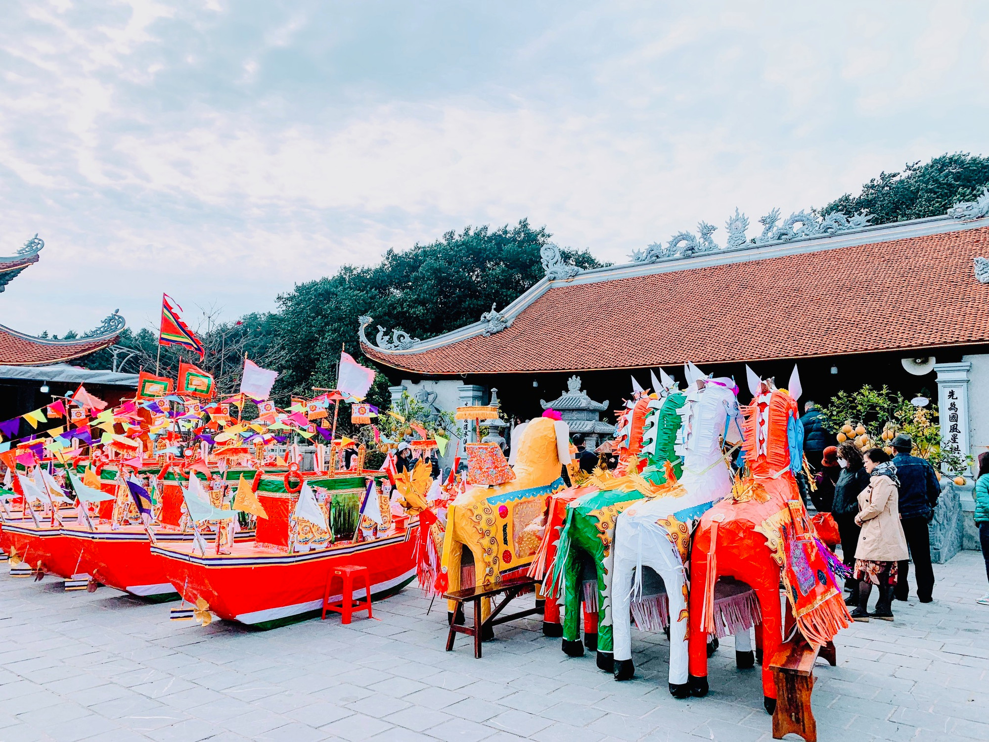 Người dân tất bật mang lễ vật ra đảo dự lễ hội. Người dân tất bật mang lễ vật ra đảo dự lễ hội.