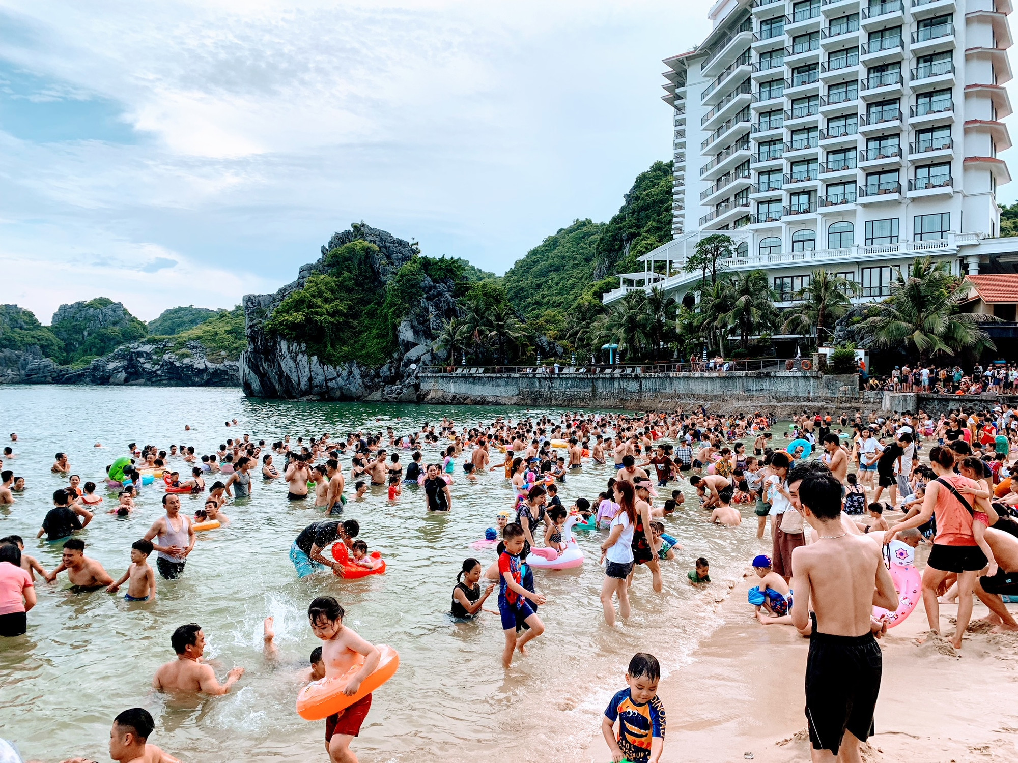 Phát triển các khu du lịch hiện đại tầm cỡ quốc gia và quốc tế. Phát triển các khu du lịch hiện đại tầm cỡ quốc gia và quốc tế.