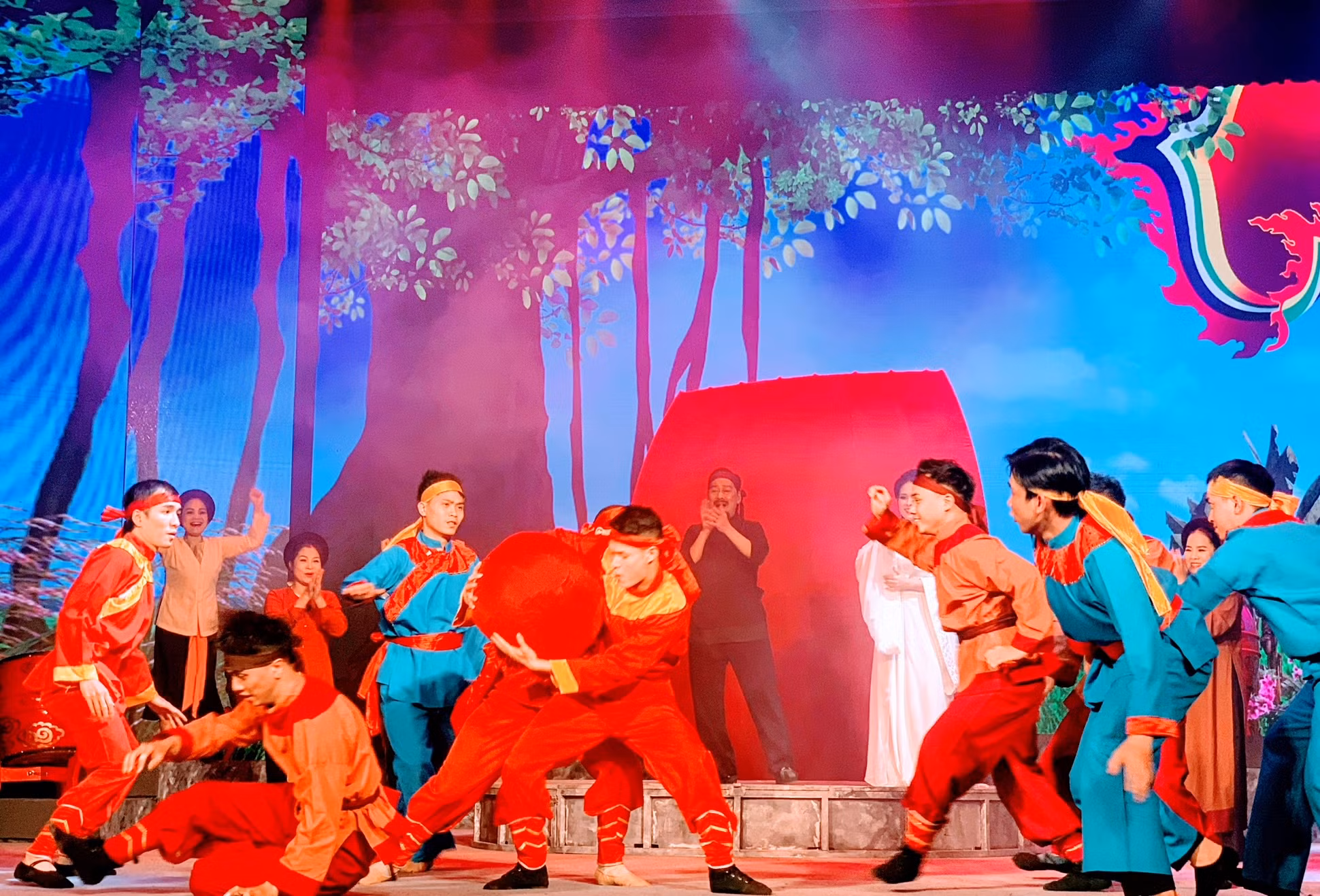 Một cảnh trong vở cải lương "Hội vật cầu" của Đoàn Cải lương Hải Phòng.