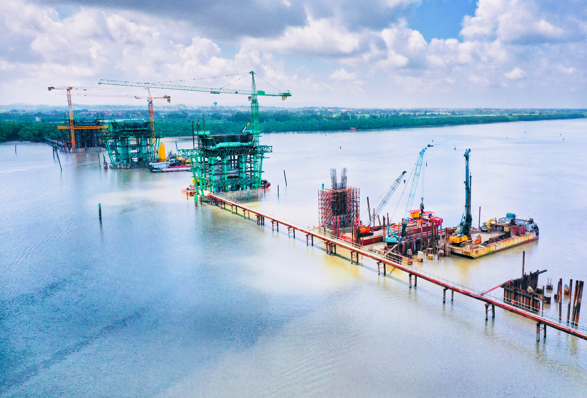 Cầu Bến Rừng kết nối giữa huyện Thủy Nguyên (Hải Phòng) với thị xã Quảng Yên (Quảng Ninh) đang được khẩn trương đẩy nhanh tiến độ thi công.