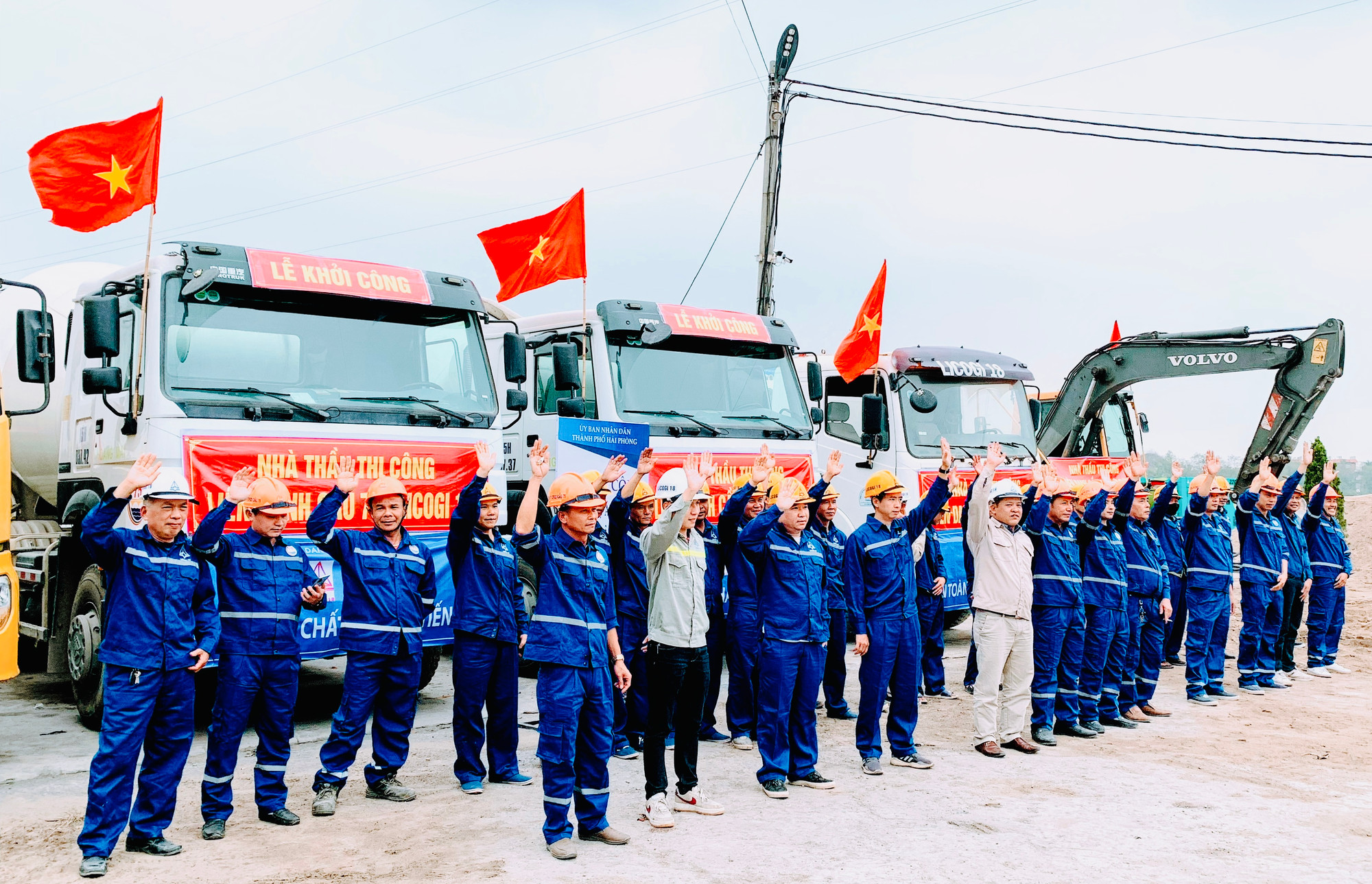 Các đơn vị thi công quyết tâm thực hiện xây dựng cầu Lại Xuân nối huyện Thủy Nguyên (Hải Phòng) với thị xã Đông Triều (Quảng Ninh) đúng tiến độ.