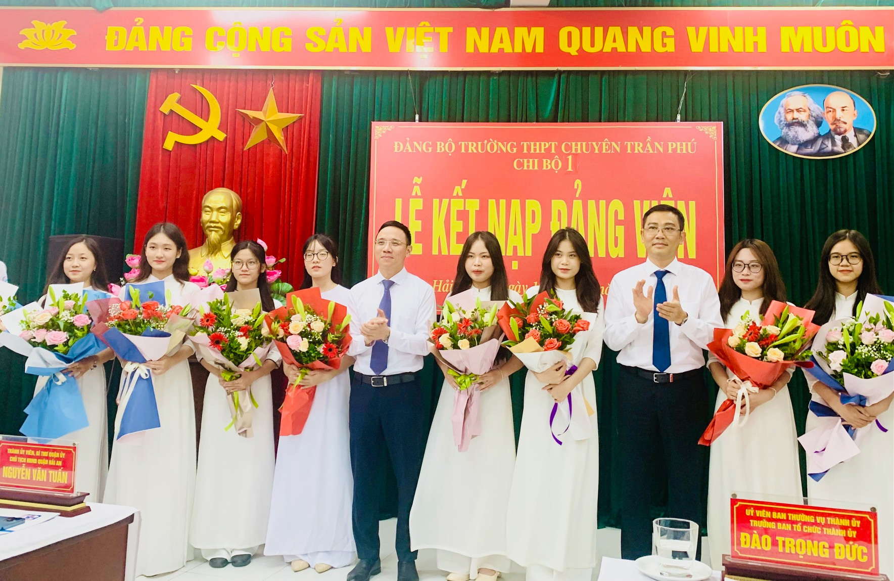 Lãnh đạo Ban Tổ chức Thành ủy và Sở Giáo dục và Đào tạo Hải Phòng chúc mừng các em học sinh ưu tú được kết nạp đảng.