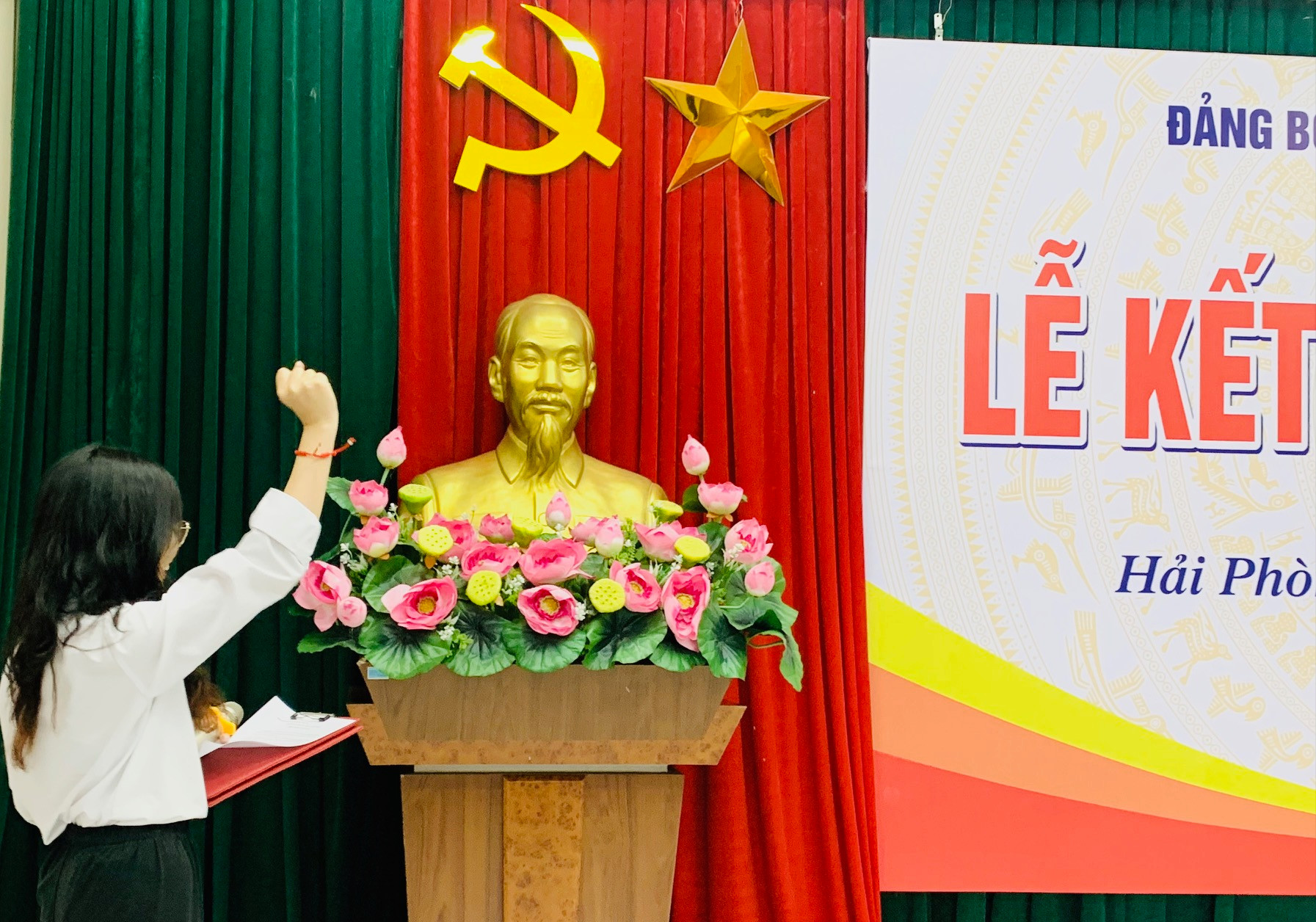 Các em học sinh tuyên thệ khi được đứng trong hàng ngũ của Đảng.