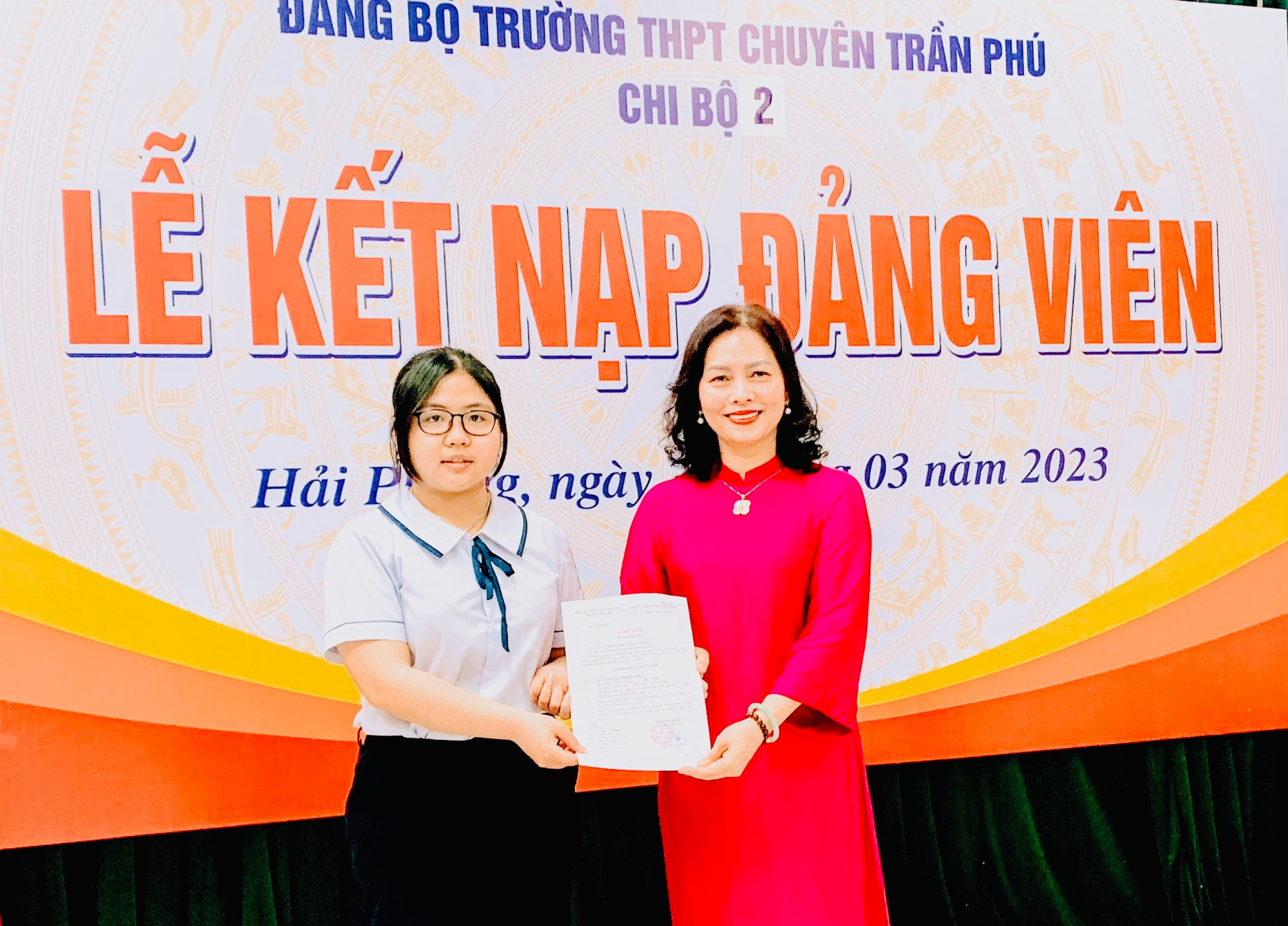 Trao Quyết định kết nạp đảng cho học sinh.