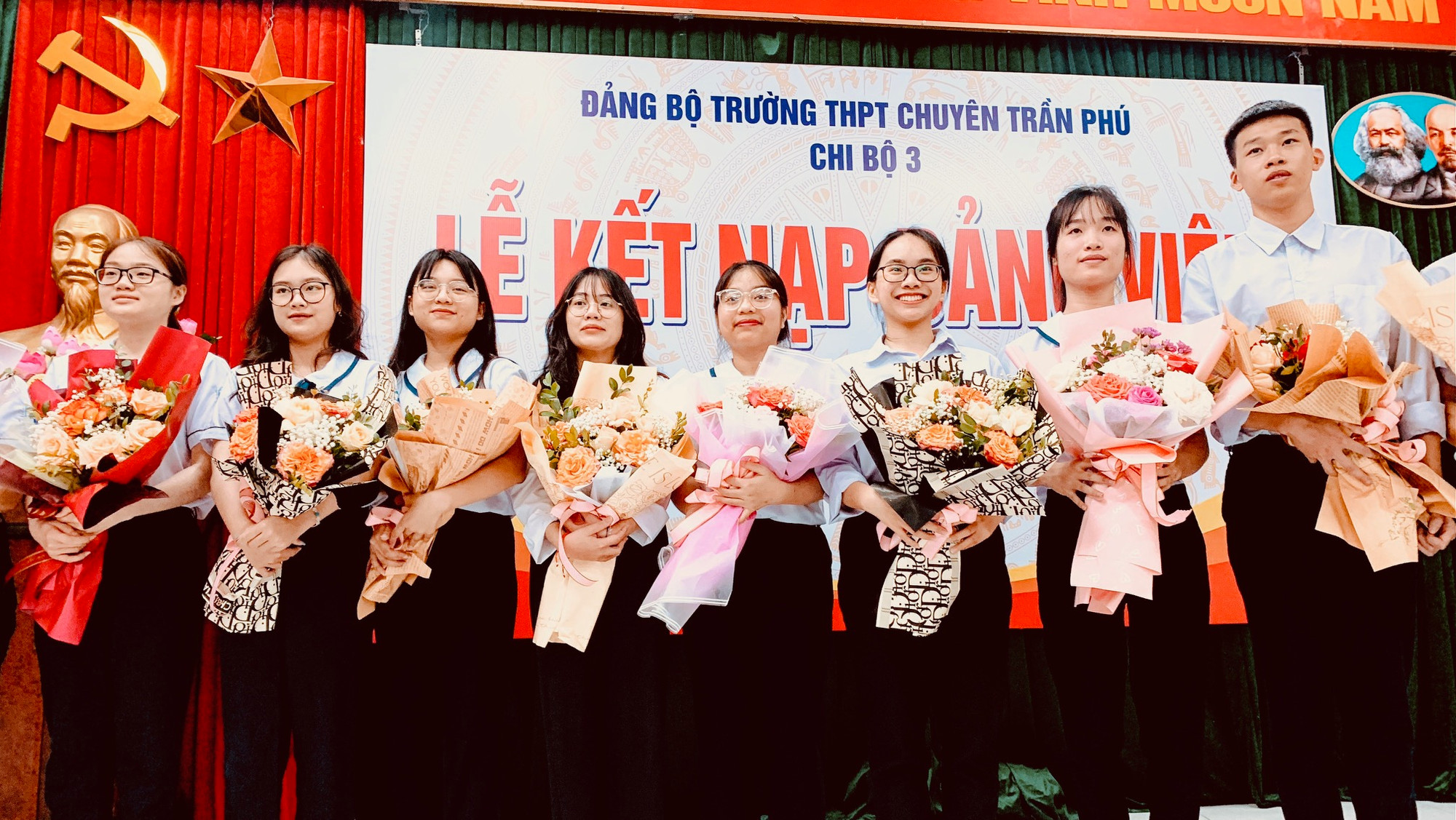 Thành phố chú trọng công tác phát triển đảng trong học sinh, sinh viên và các doanh nghiệp ngoài nhà nước. Thành phố chú trọng công tác phát triển đảng trong học sinh, sinh viên và các doanh nghiệp ngoài nhà nước.