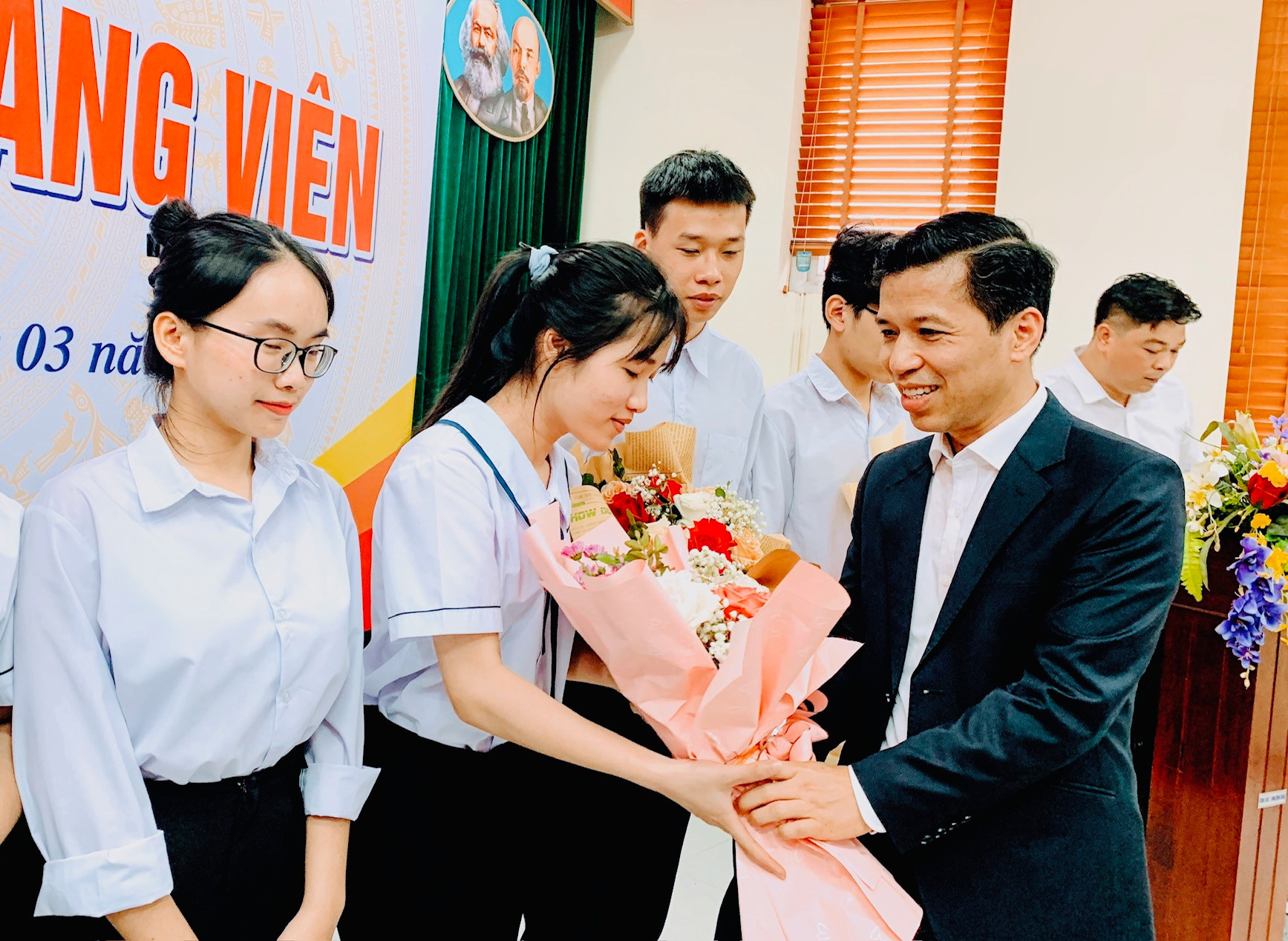 Lãnh đạo Ban Tổ chức Thành ủy Hải Phòng chúc mừng các đảng viên mới là học sinh.