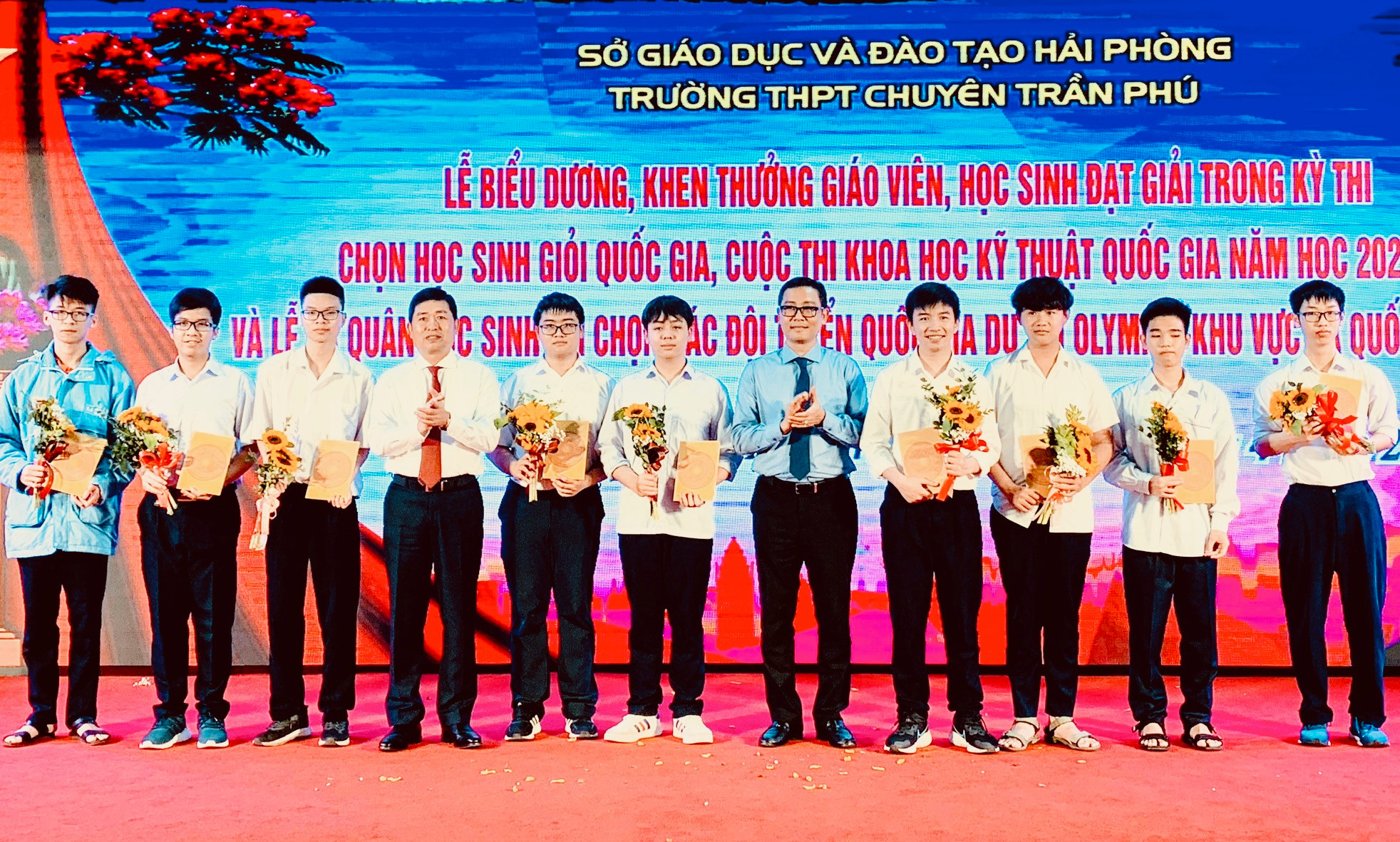 Các cấp ủy đảng cần quan tâm lựa chọn các học sinh thật sự tiêu biểu, xứng đáng, cả về trí tuệ cũng như phẩm chất đạo đức, lý tưởng cách mạng.