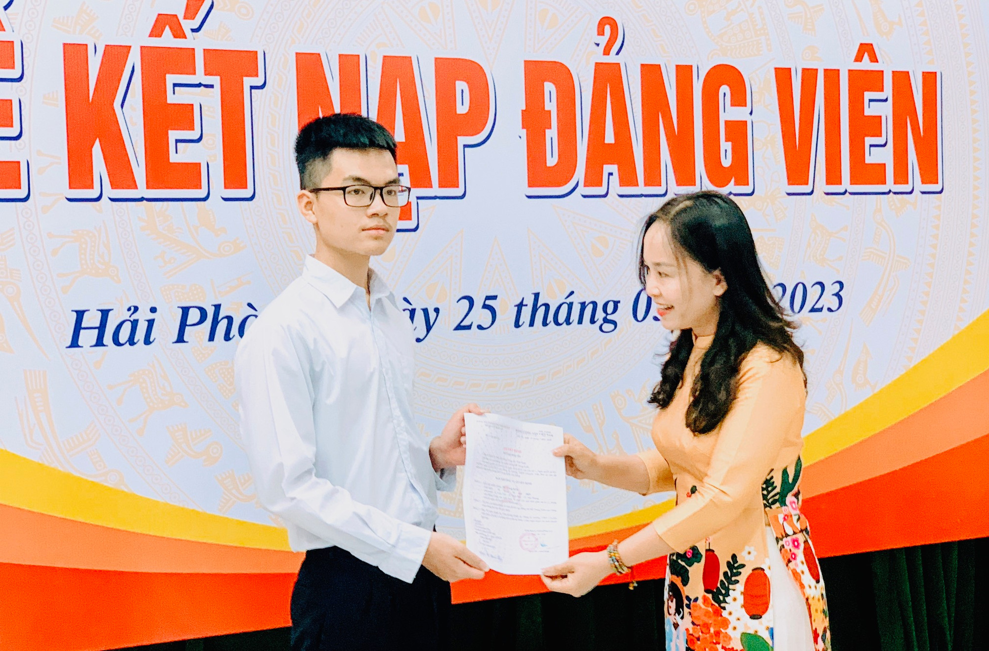 Học sinh được kết nạp đảng đều là những học sinh ưu tú.