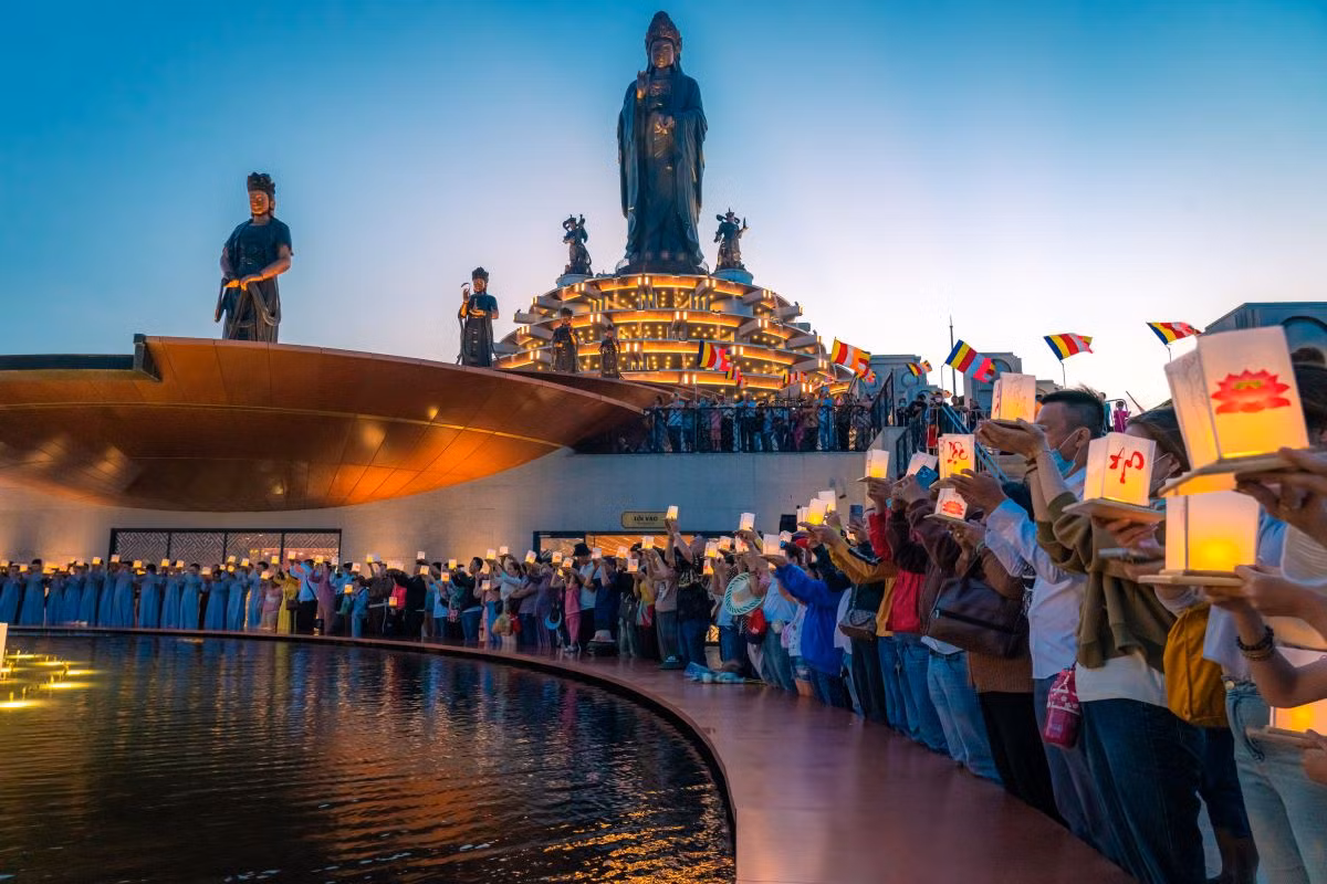 Dâng đăng trên đỉnh núi Bà Đen. Ảnh: Nguyễn Minh Tú Dâng đăng trên đỉnh núi Bà Đen. Ảnh: Nguyễn Minh Tú