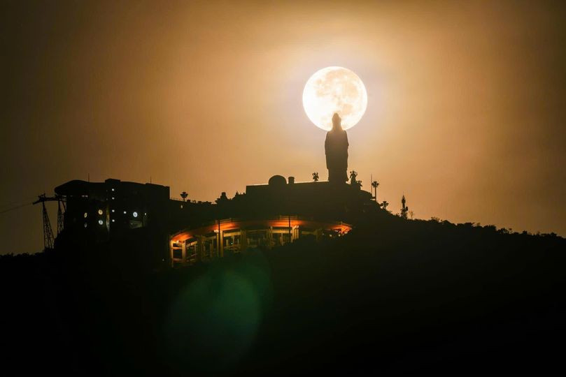 Đỉnh núi Bà Đen dưới ánh trăng đêm trung thu. Ảnh: Nguyễn Minh Thiên Đỉnh núi Bà Đen dưới ánh trăng đêm trung thu. Ảnh: Nguyễn Minh Thiên