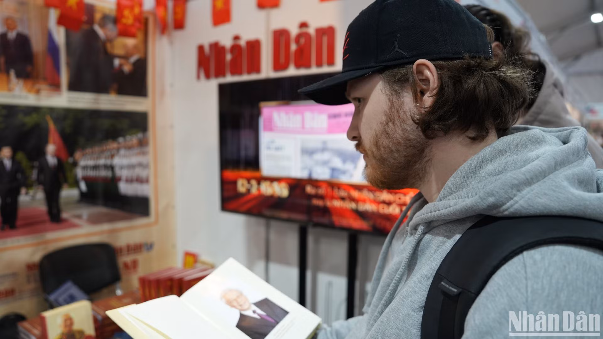 Độc giả trẻ người Nga quan tâm cuốn sách "Một số vấn đề lý luận và thực tiễn về chủ nghĩa xã hội và con đường đi lên chủ nghĩa xã hội ở Việt Nam" của Tổng Bí thư Nguyễn Phú Trọng được dịch sang tiếng Nga.