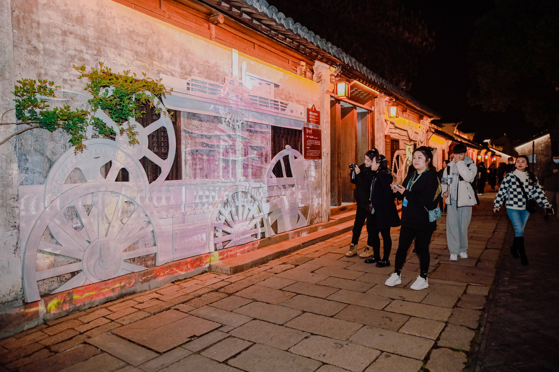 Du khách tham quan cổ trấn về đêm.