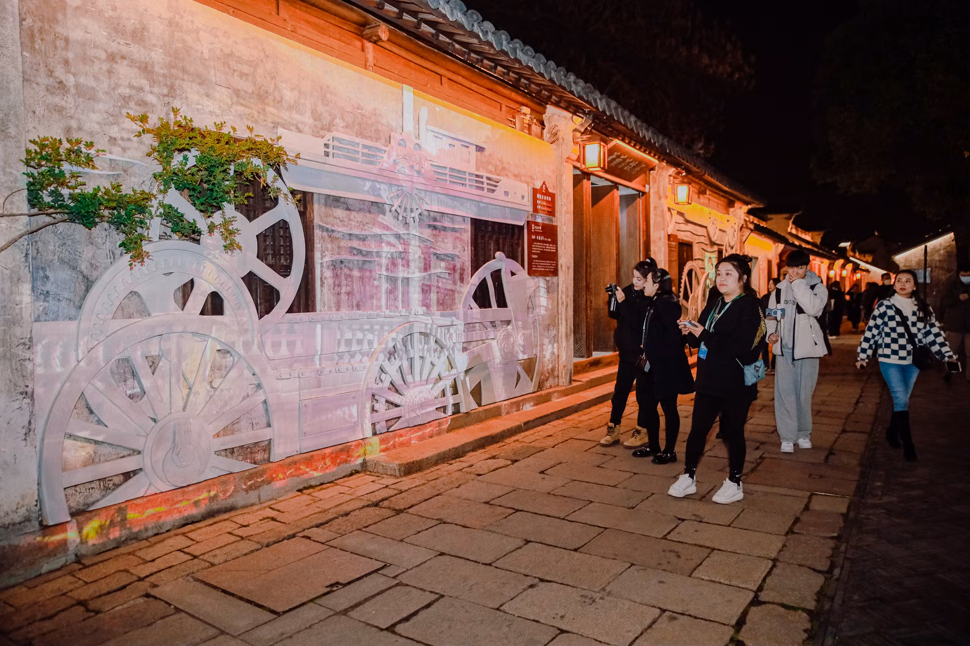 Du khách tham quan cổ trấn về đêm.