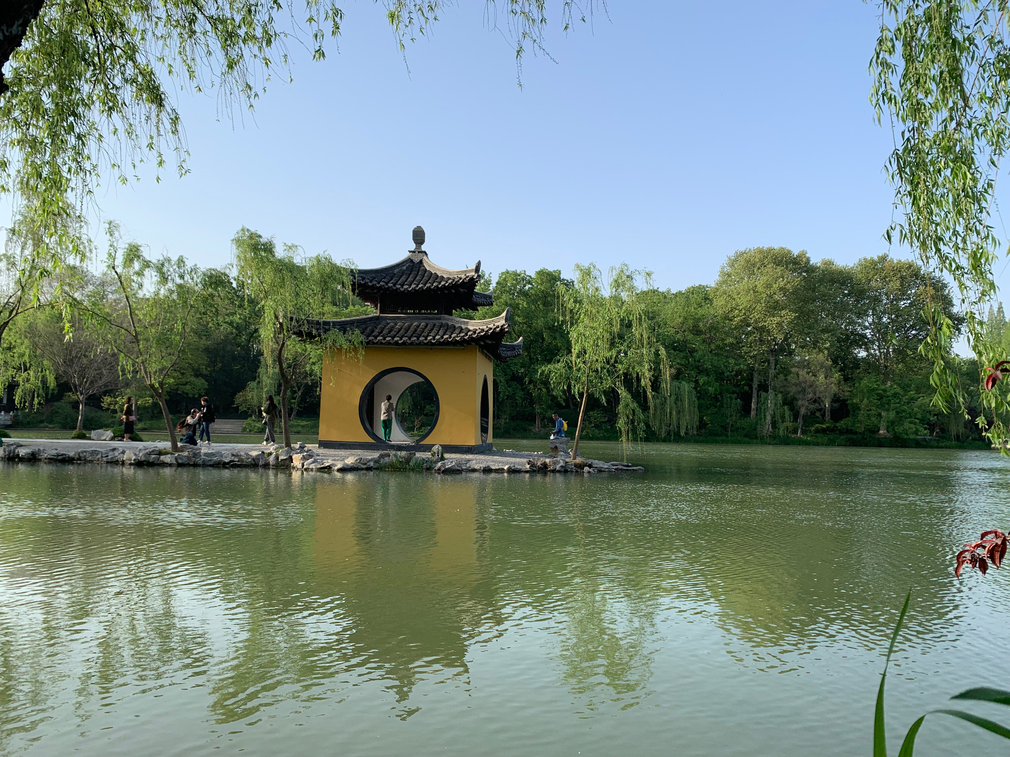 Du khách chụp ảnh bên Điếu Ngư Đài. (Ảnh: HỮU HƯNG)