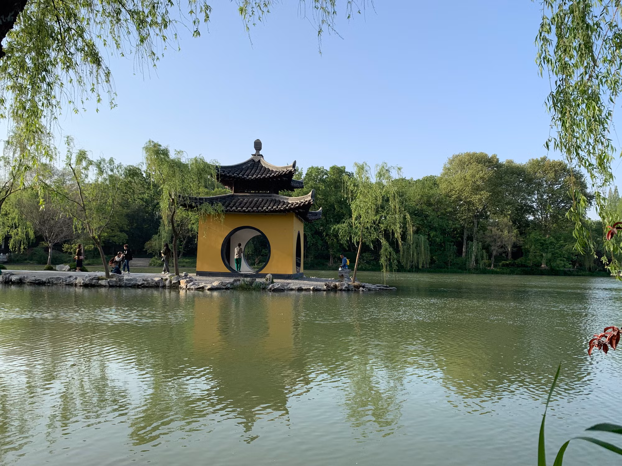 Du khách chụp ảnh bên Điếu Ngư Đài. (Ảnh: HỮU HƯNG)