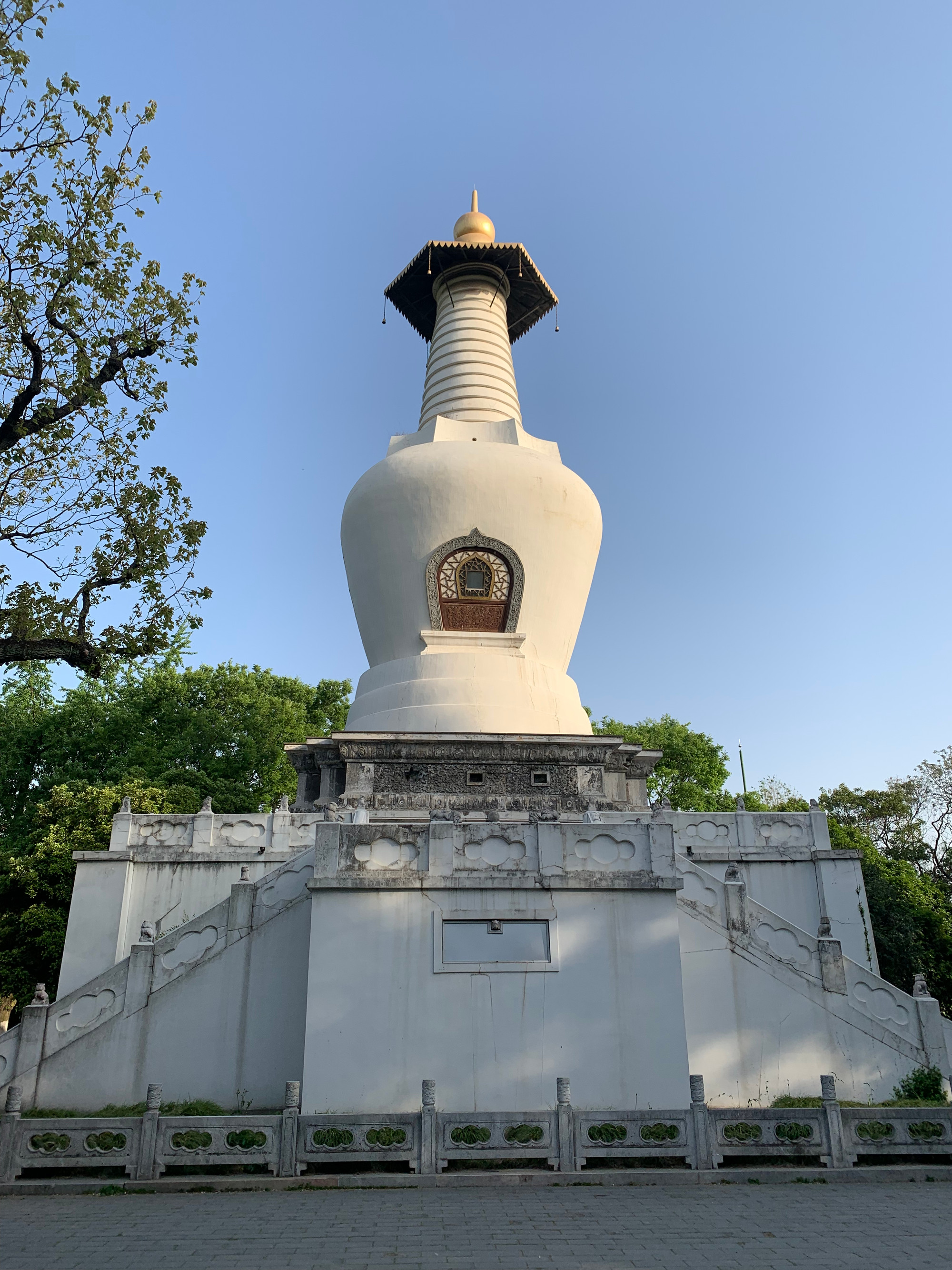 Bạch Tháp-kiến trúc biểu trưng của Tiểu Tây Hồ. (Ảnh: HỮU HƯNG)