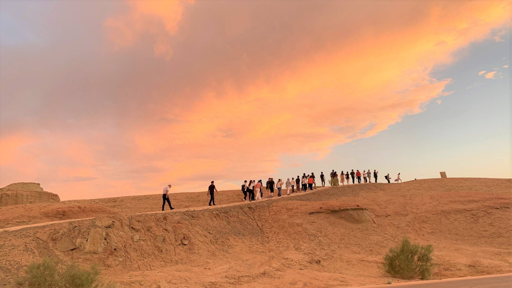 Những đoàn du khách đến khám phá "thành phố ma quỷ". (Ảnh: HỮU HƯNG)