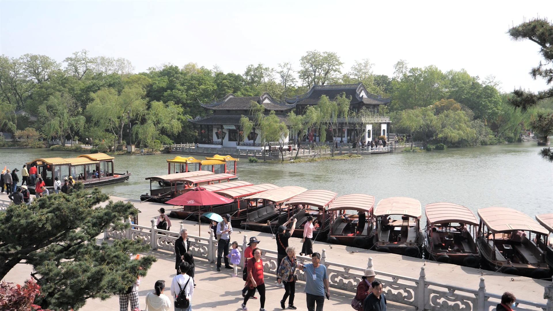 Nhiều người lựa chọn ngồi thuyền để ngắm cảnh sông nước. (Ảnh: HỒ QUÂN)