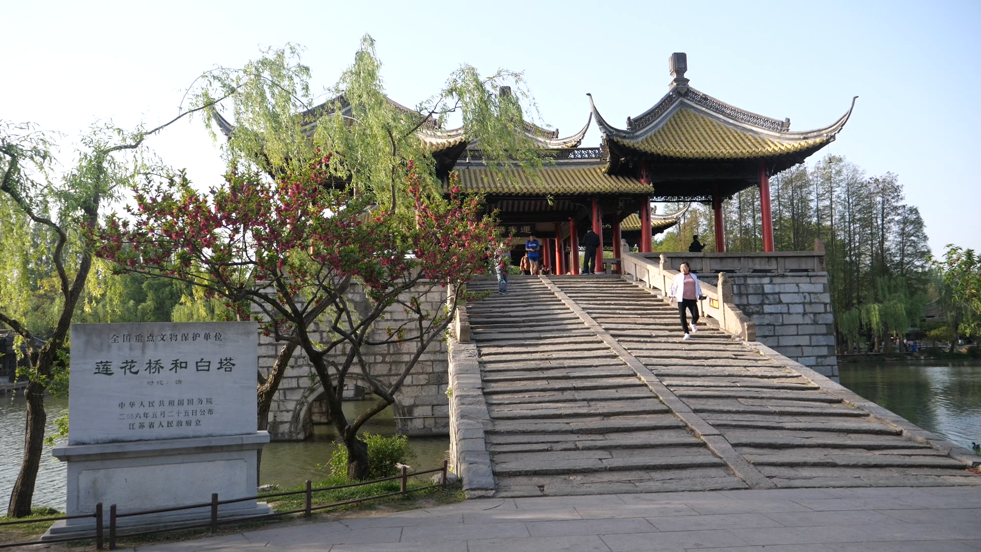 Nơi đây còn lưu giữ nhiều công trình cổ như cầu Liên Hoa, Bạch Tháp. (Ảnh: HỒ QUÂN)