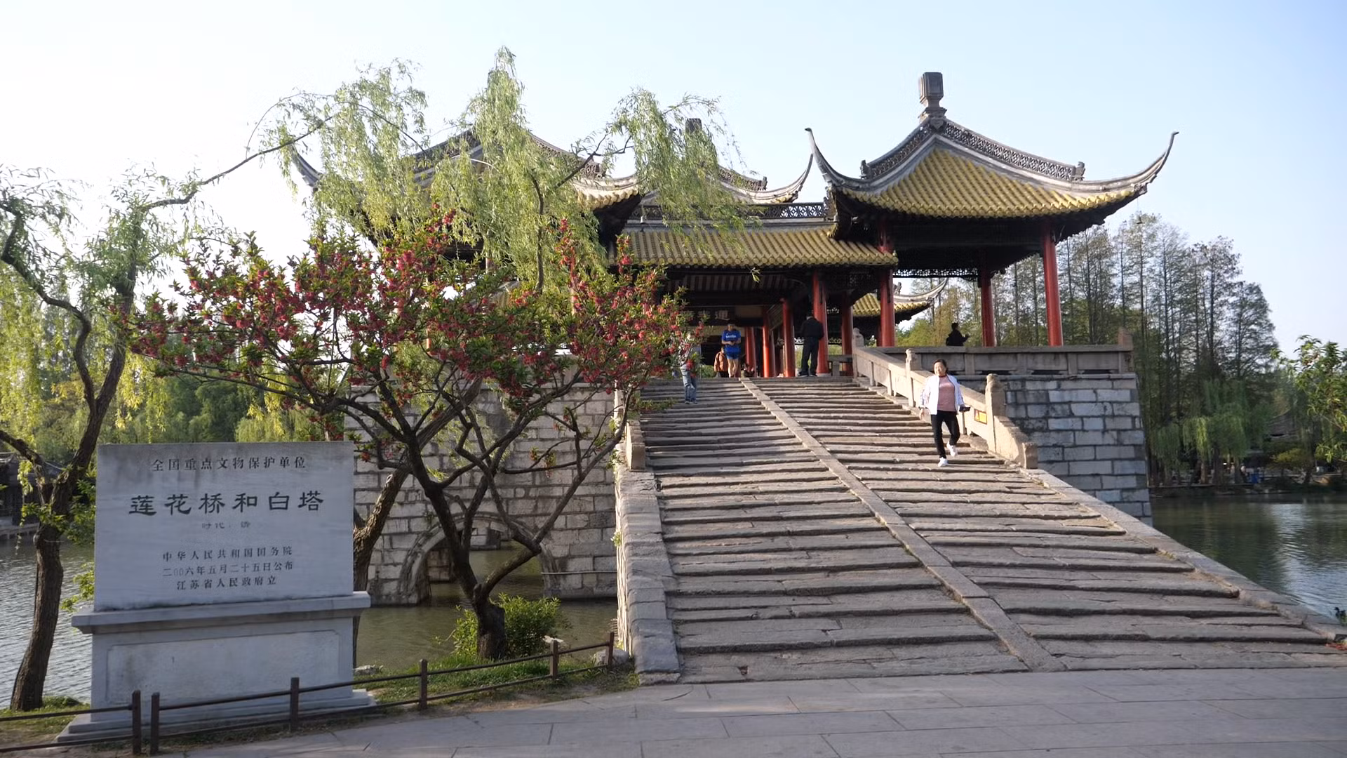 Nơi đây còn lưu giữ nhiều công trình cổ như cầu Liên Hoa, Bạch Tháp. (Ảnh: HỒ QUÂN)