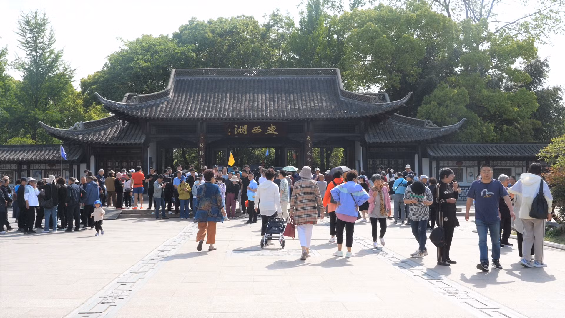 Rất đông du khách đến tham quan. (Ảnh: HỒ QUÂN)