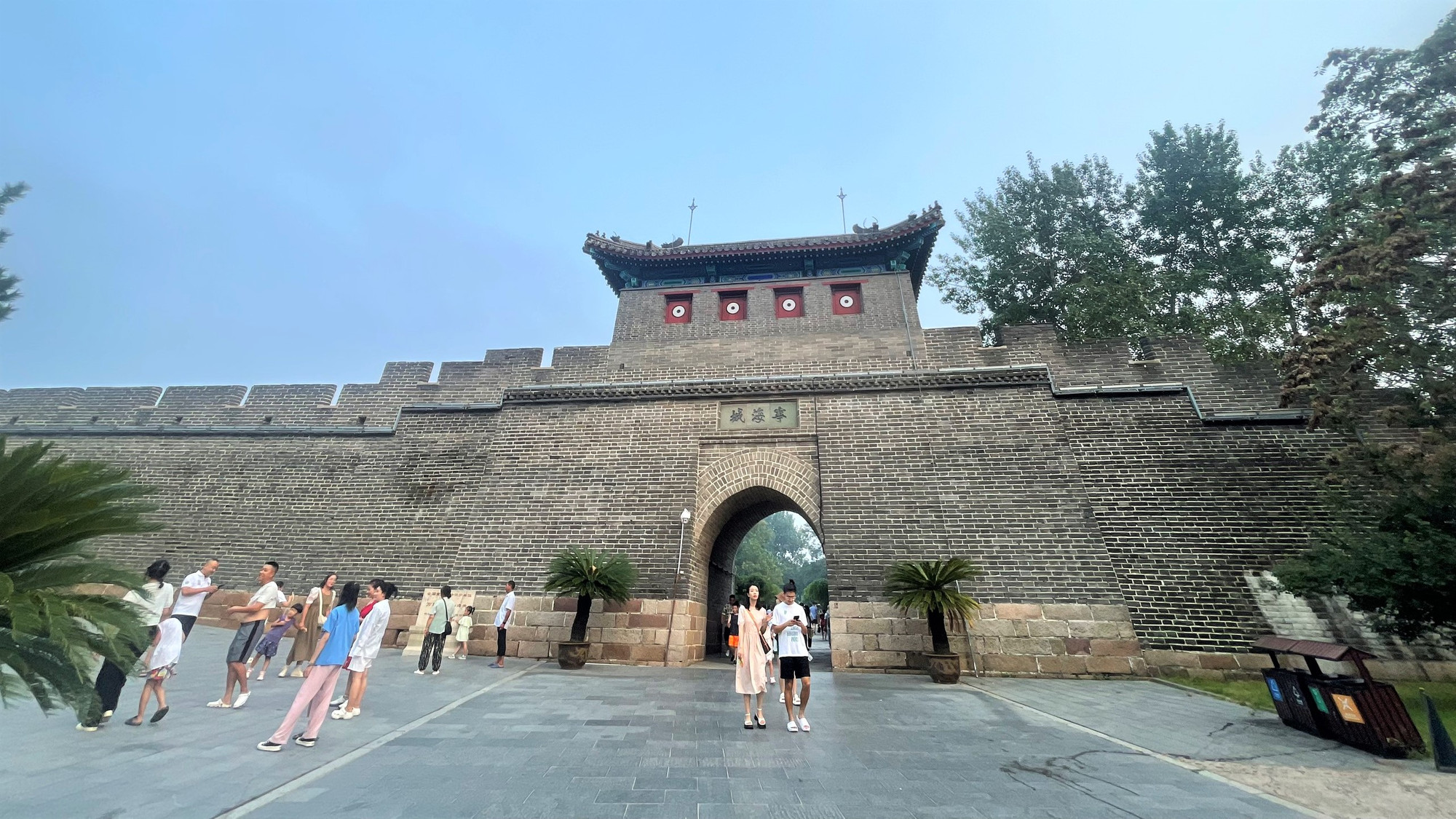 Du khách khám phá Trường Thành Sơn Hải Quan. (Ảnh: HỮU HƯNG)